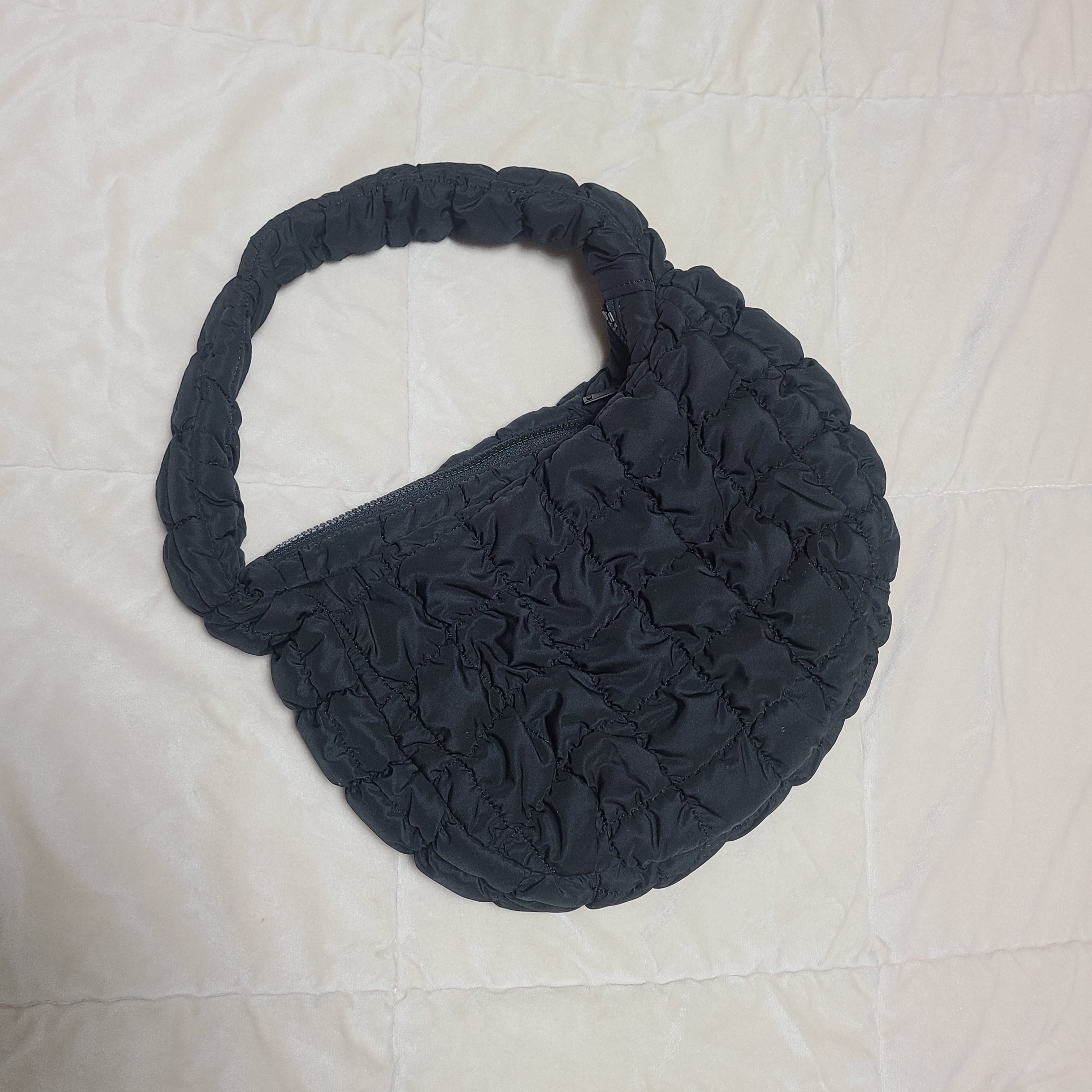 COS Quilted Mini Bag Black 착용 스타일