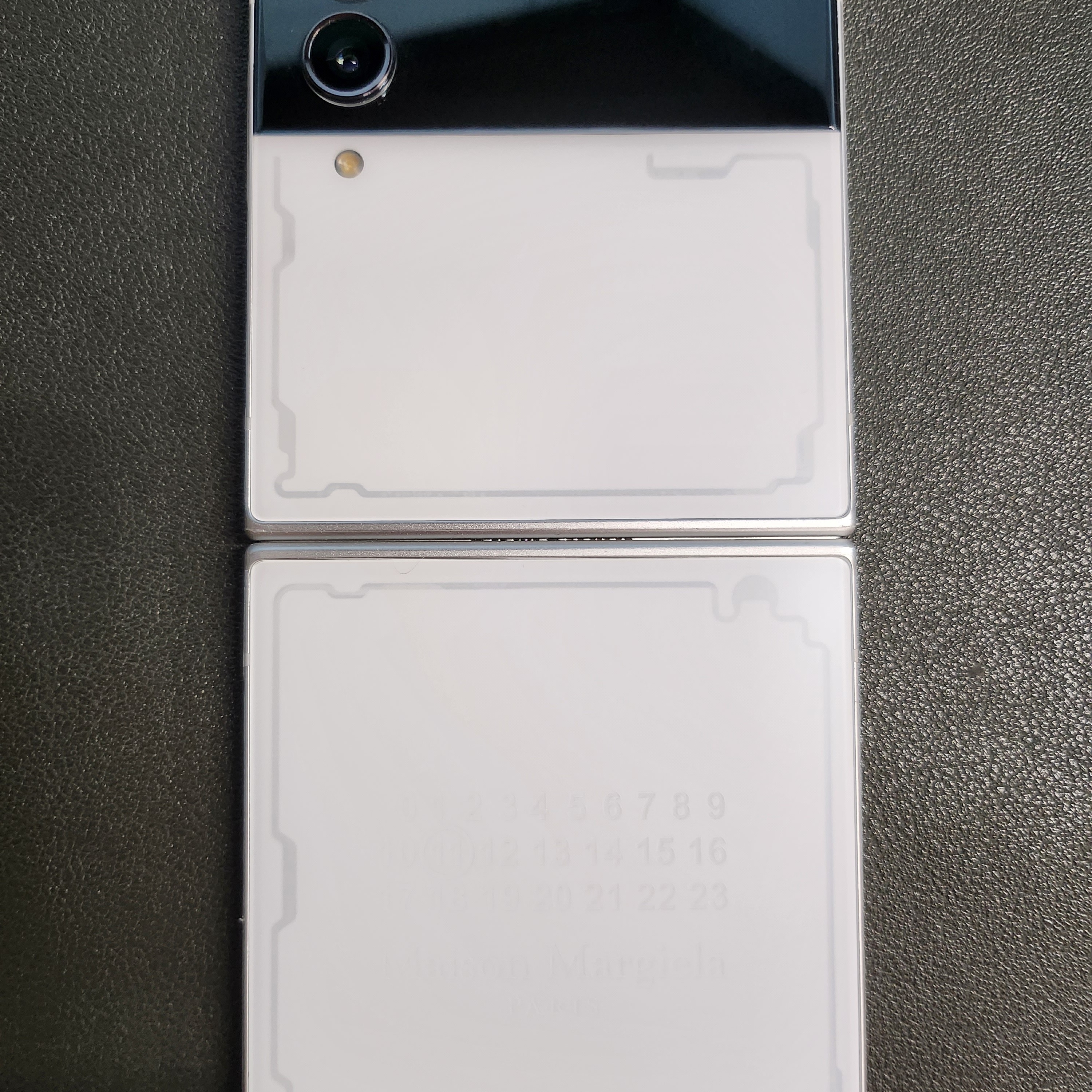Samsung Galaxy Z Flip4 Maison Margiela Edition (Korean Ver.) 착용 스타일 - 3