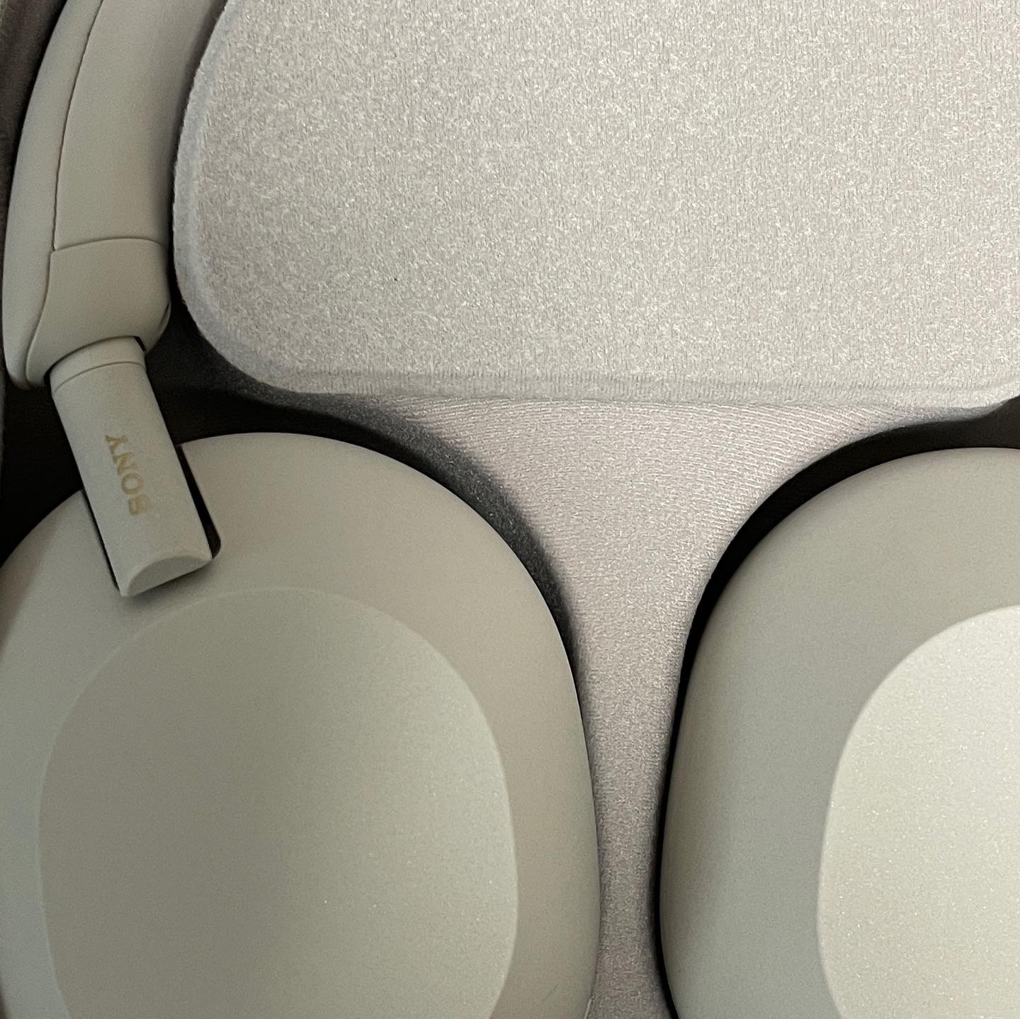 Sony WH-1000XM5 Silver (Korean Ver.) 착용 스타일 - 1