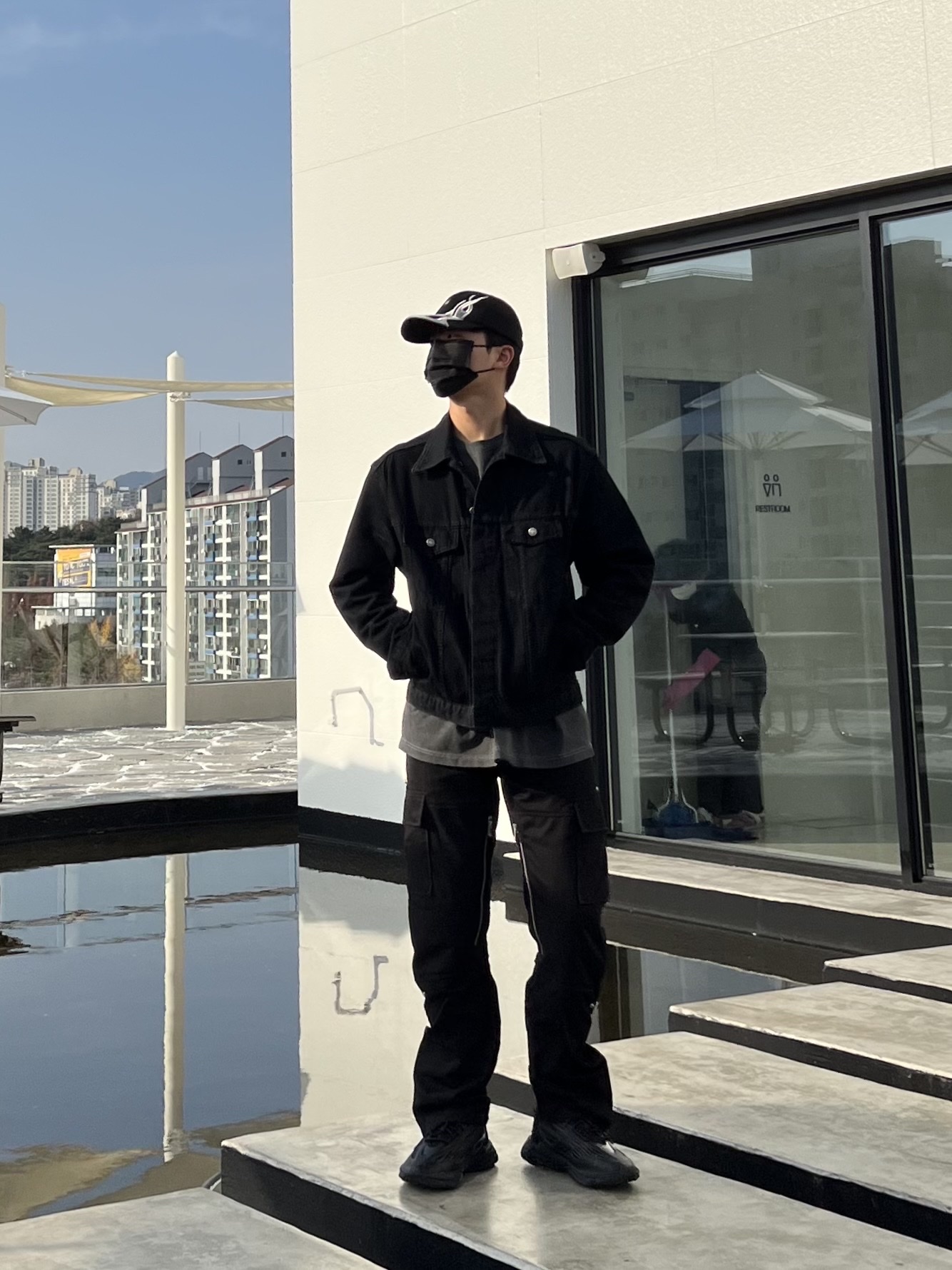 Yeezy Gap Engineered By Balenciaga Flame Cap Black, Adidas Ozweego Celox Core Black 착용 스타일 - 1