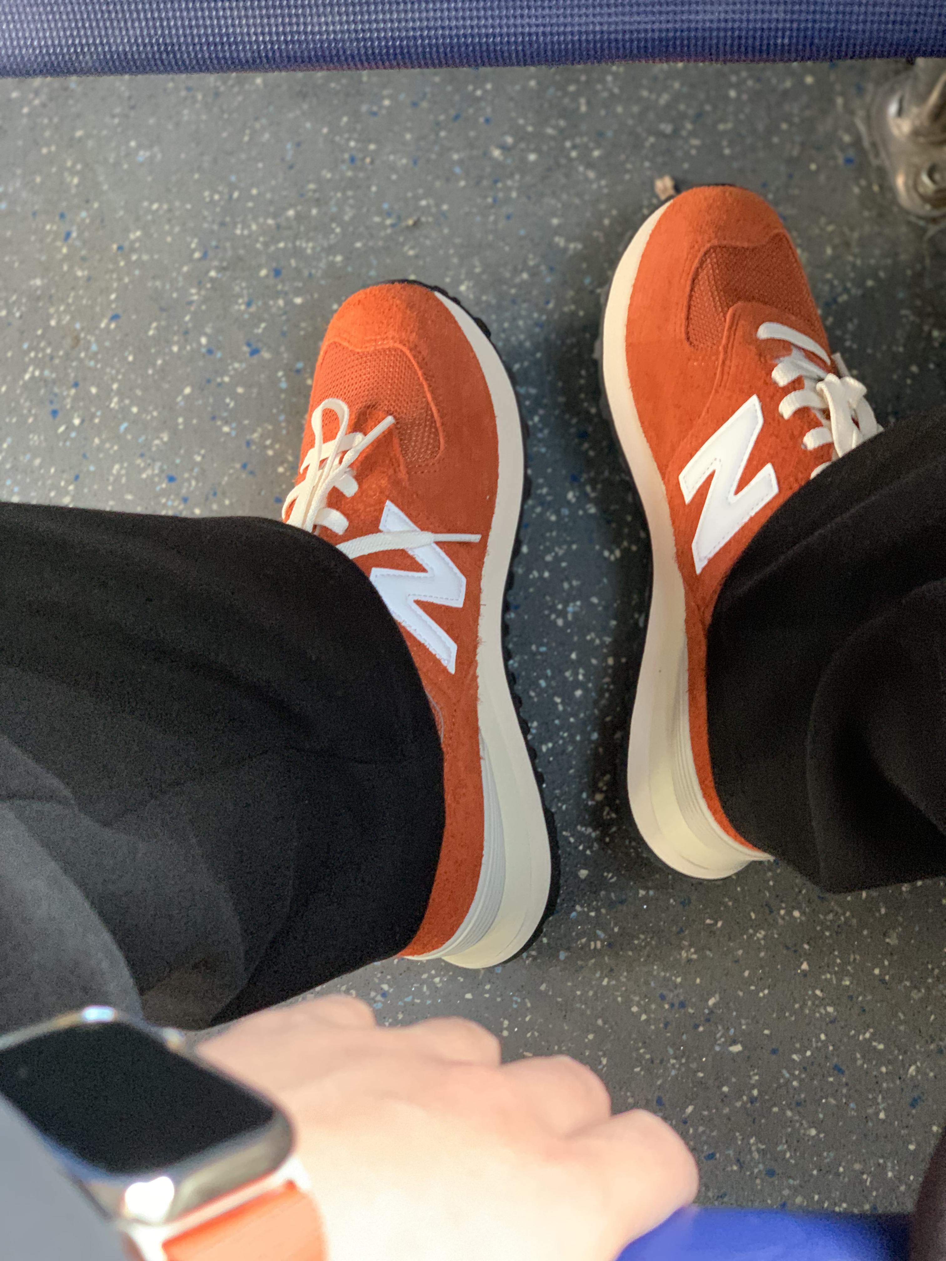 New Balance 574 Heritage Orange Burst White 착용 스타일