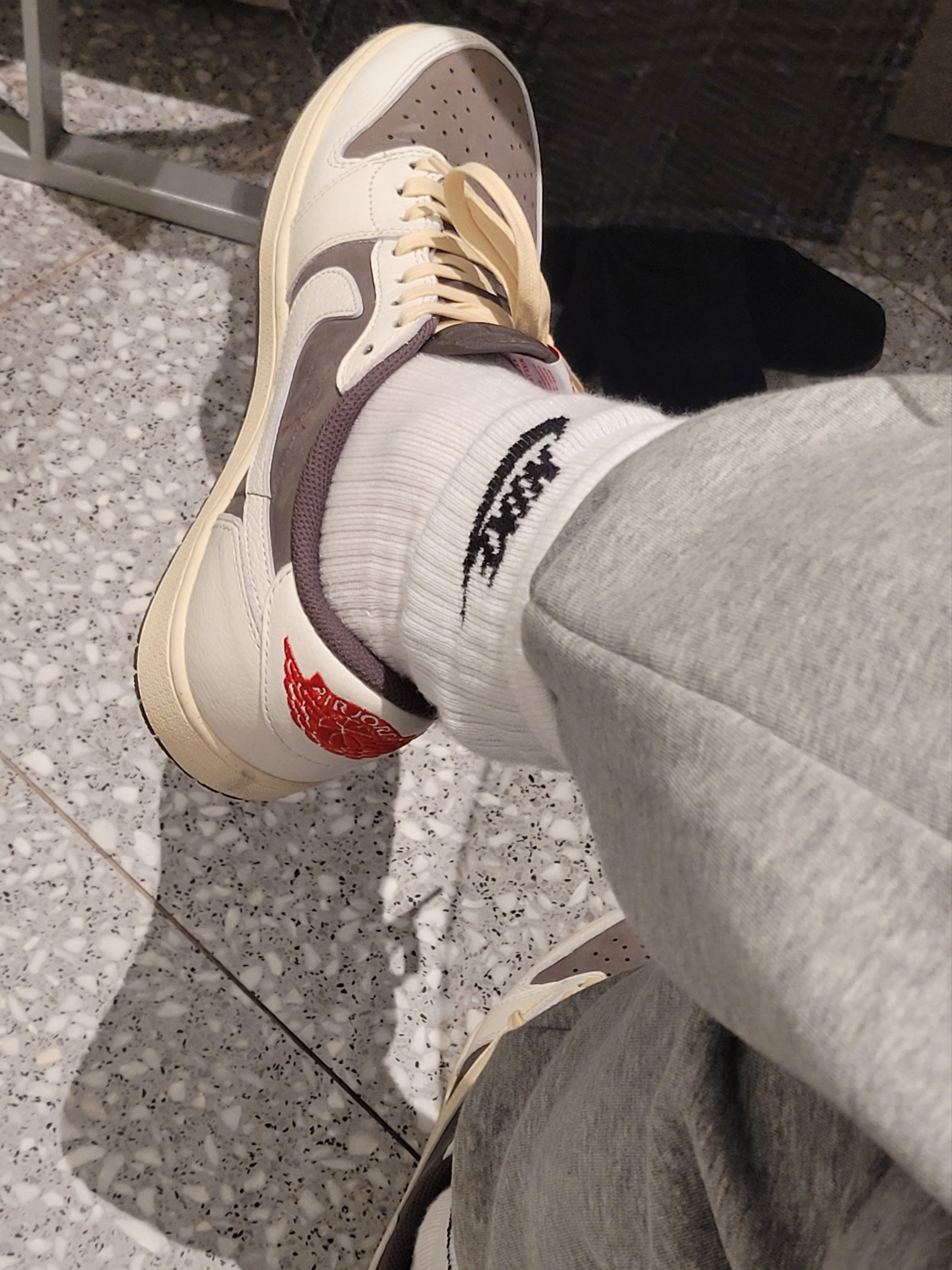 Jordan 1 x Travis Scott Retro Low OG SP Sail and Ridgerock 착용 스타일