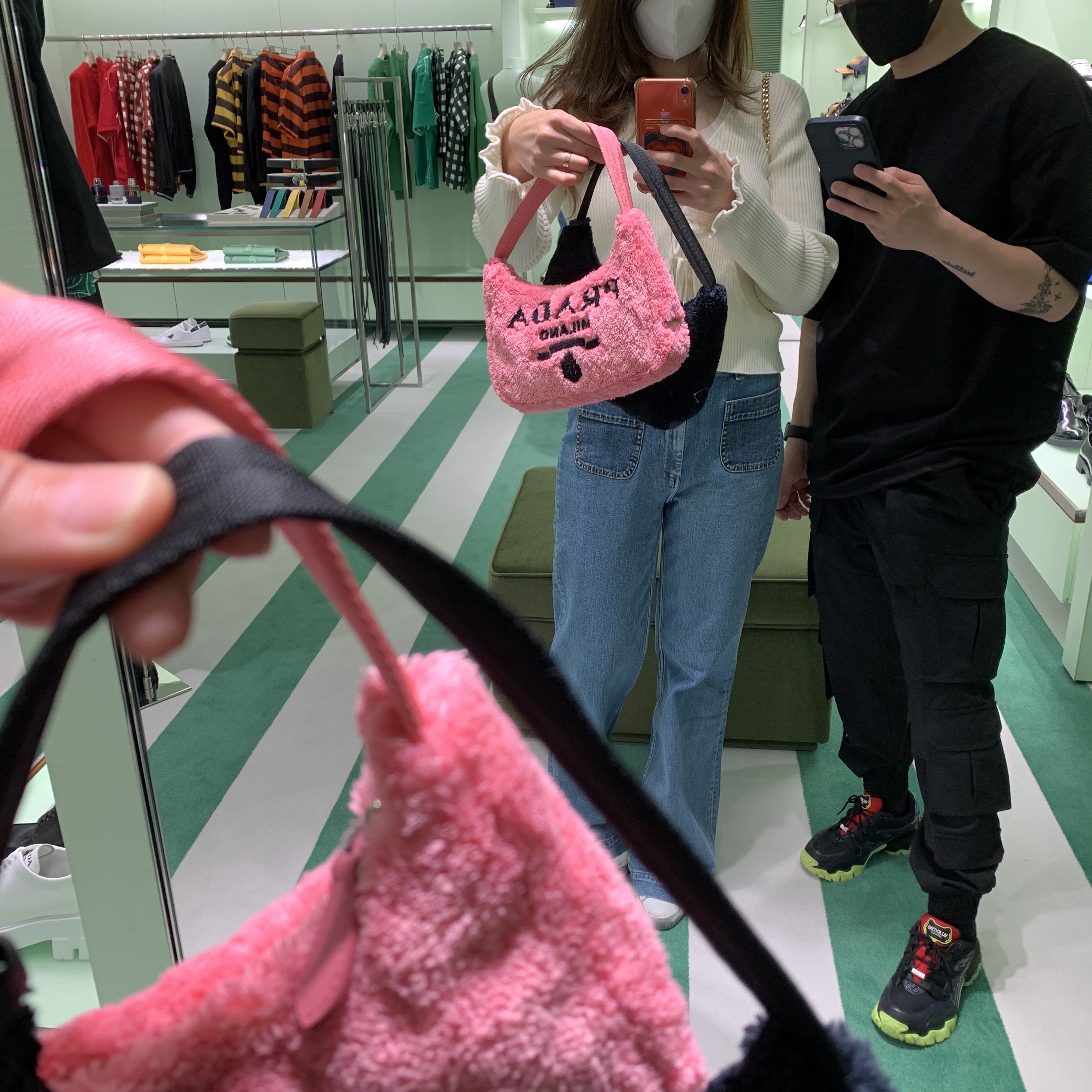 Prada Re-Edition 2000 Terry Mini Bag Petal Pink 착용 스타일 - 2
