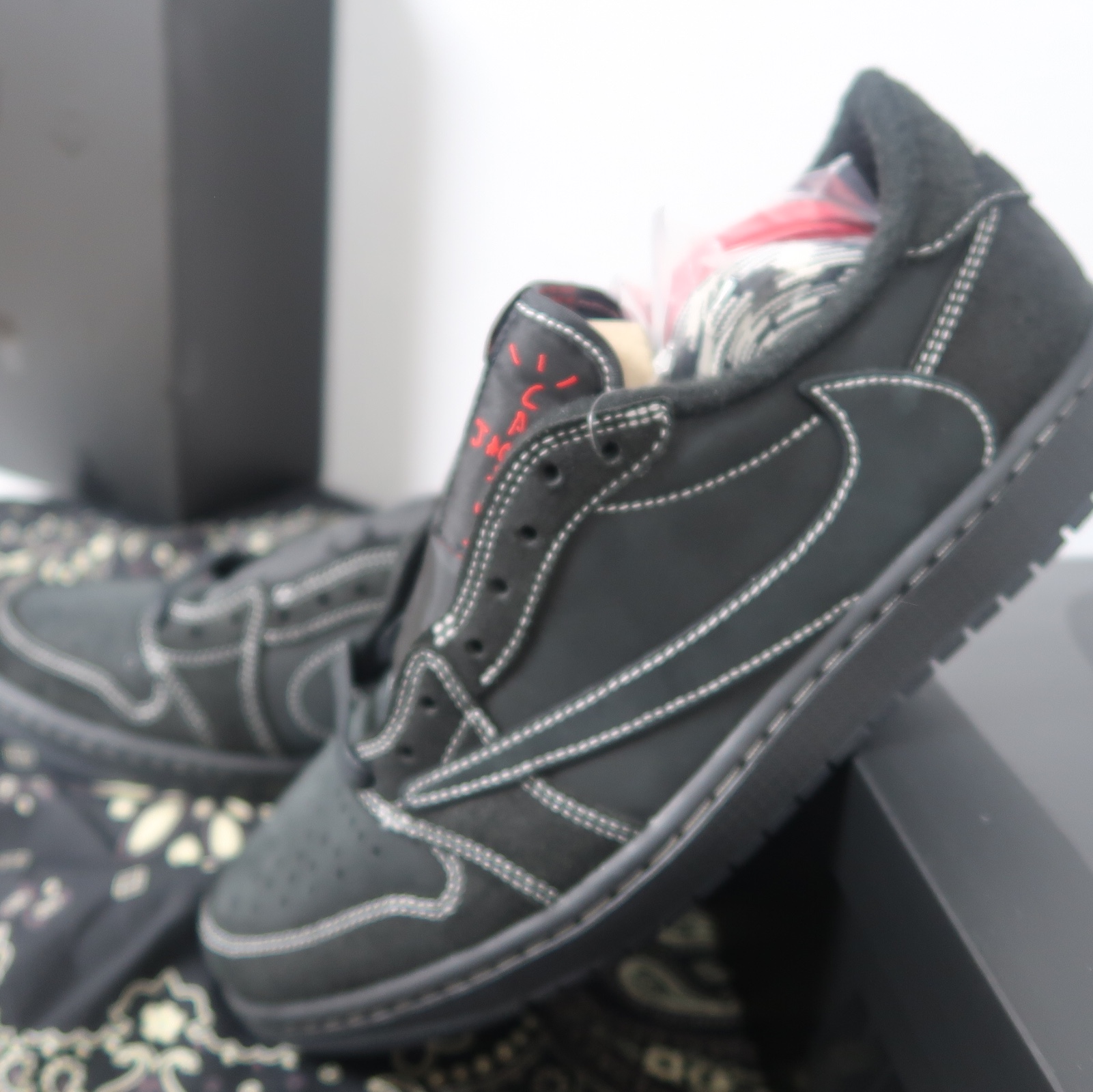 Jordan 1 x Travis Scott Retro Low OG SP Black Phantom 착용 스타일 - 3