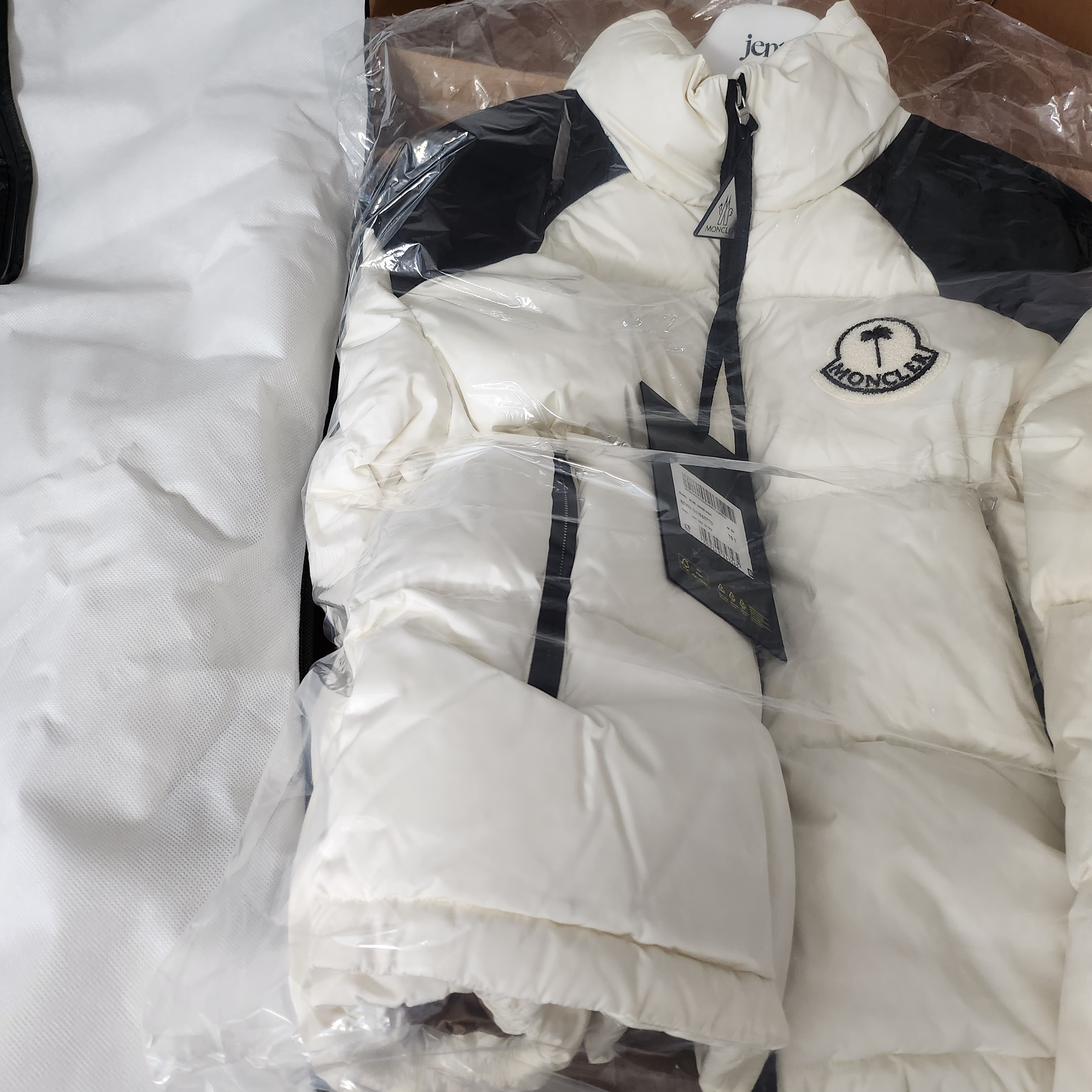 Moncler x Palm Angels Nevin Short Down Jacket Off White - 22FW 착용 스타일 - 2