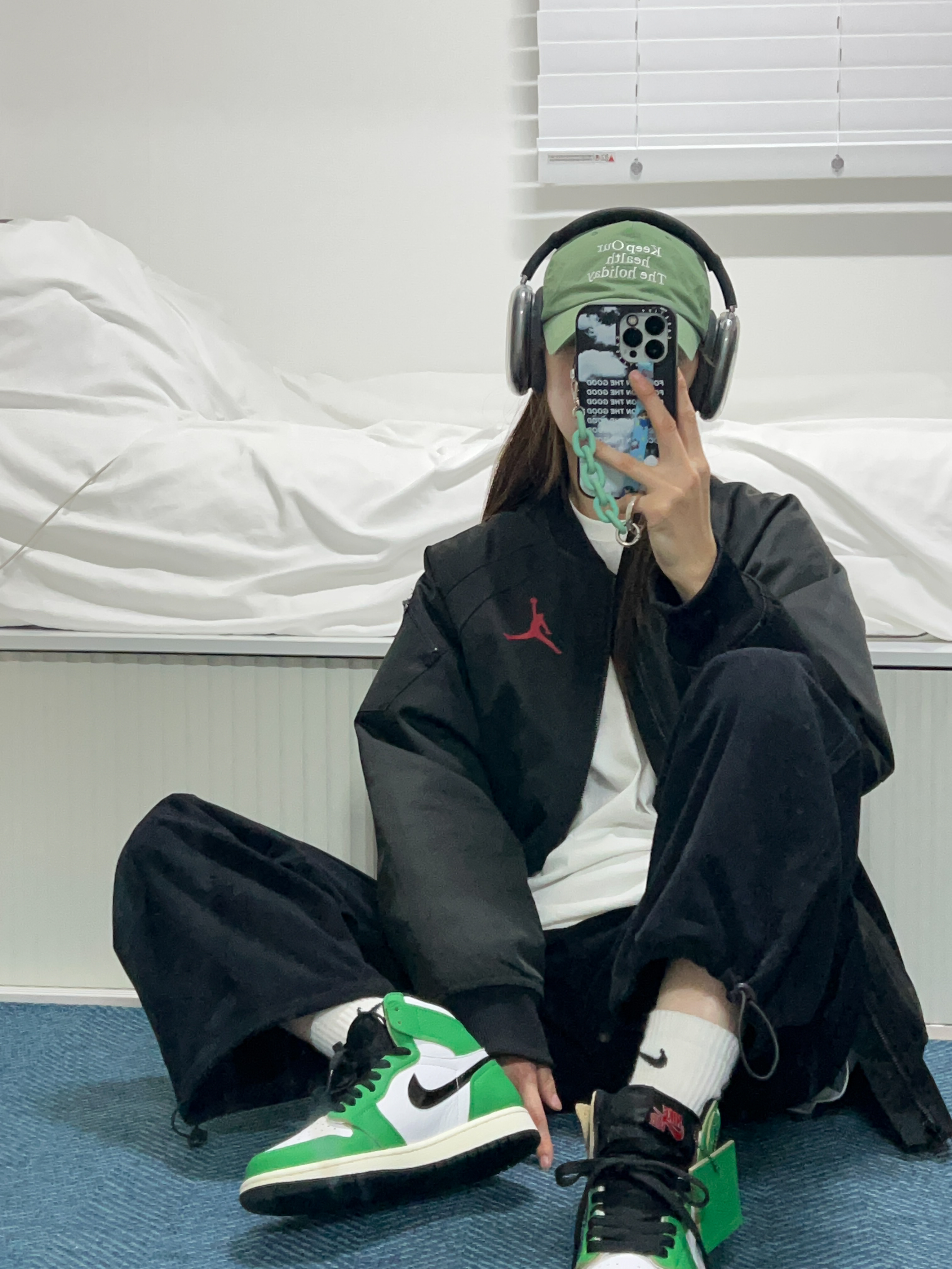 (W) Jordan 1 Retro High OG Lucky Green, Apple AirPods Max Lightning Space Gray (Korean Ver.) 착용 스타일 - 2