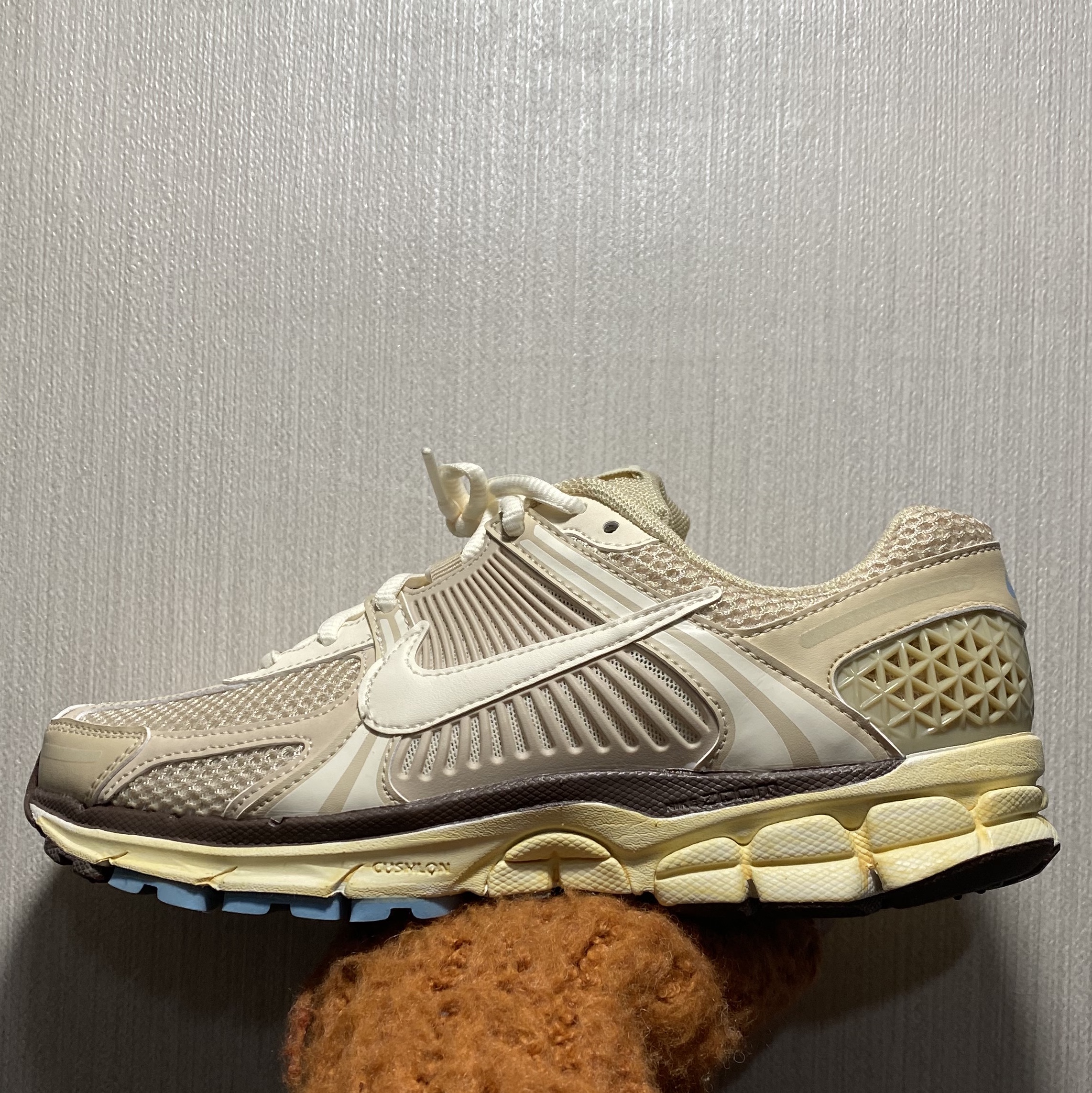(W) Nike Zoom Vomero 5 Oatmeal 착용 스타일