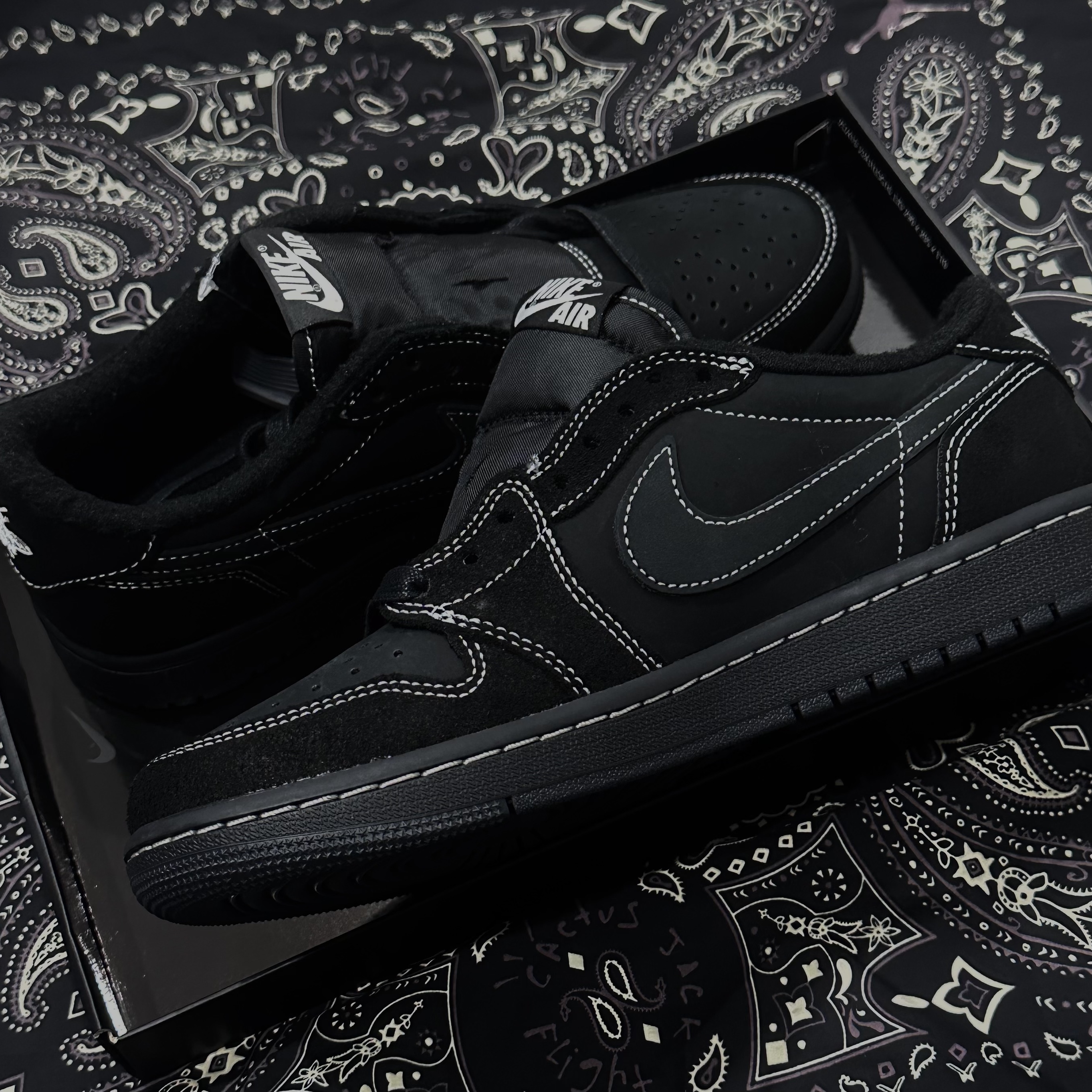 Jordan 1 x Travis Scott Retro Low OG SP Black Phantom 착용 스타일