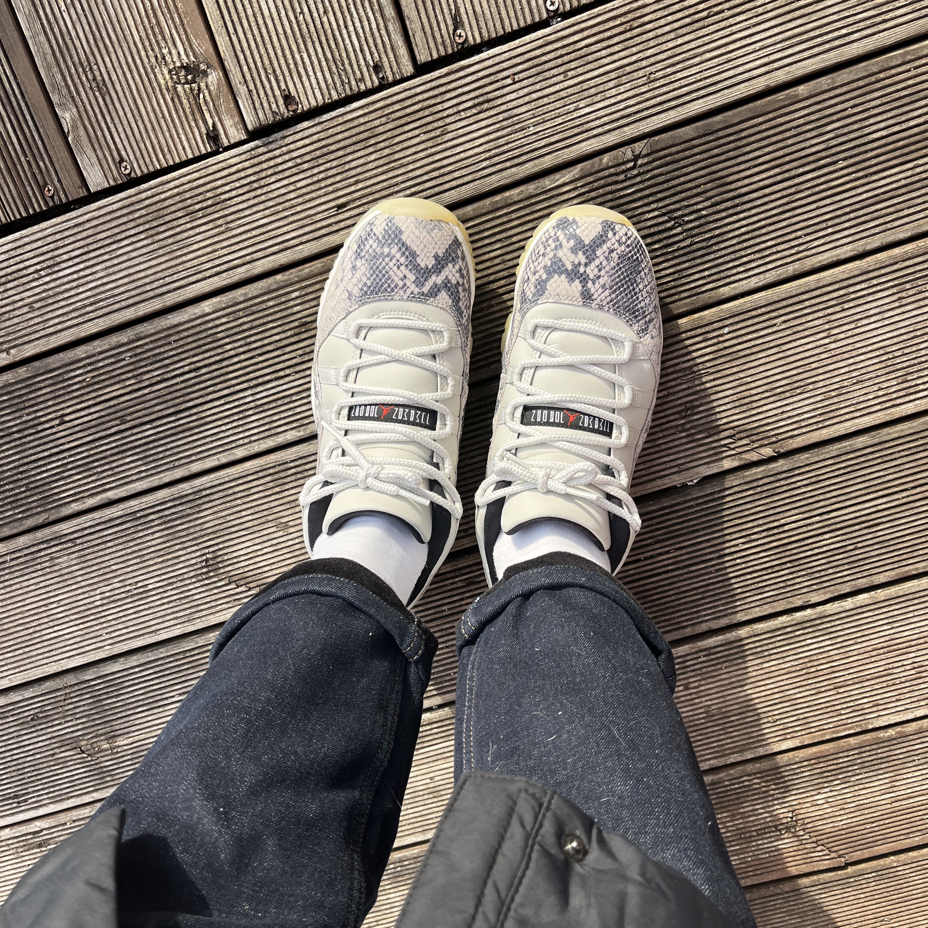 Jordan 11 Retro Low Snake Light Bone 착용 스타일 - 1