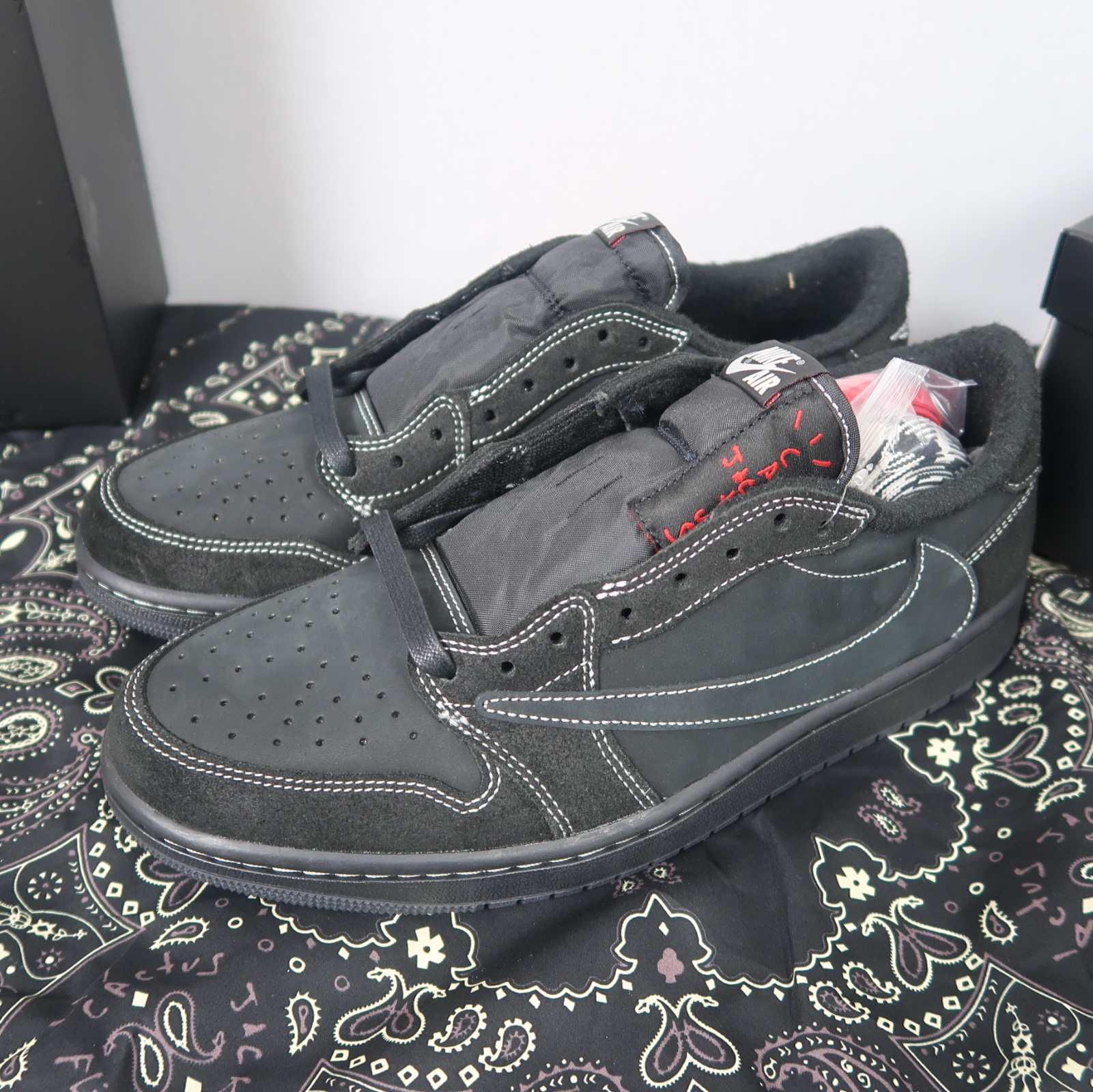 Jordan 1 x Travis Scott Retro Low OG SP Black Phantom 착용 스타일 - 2