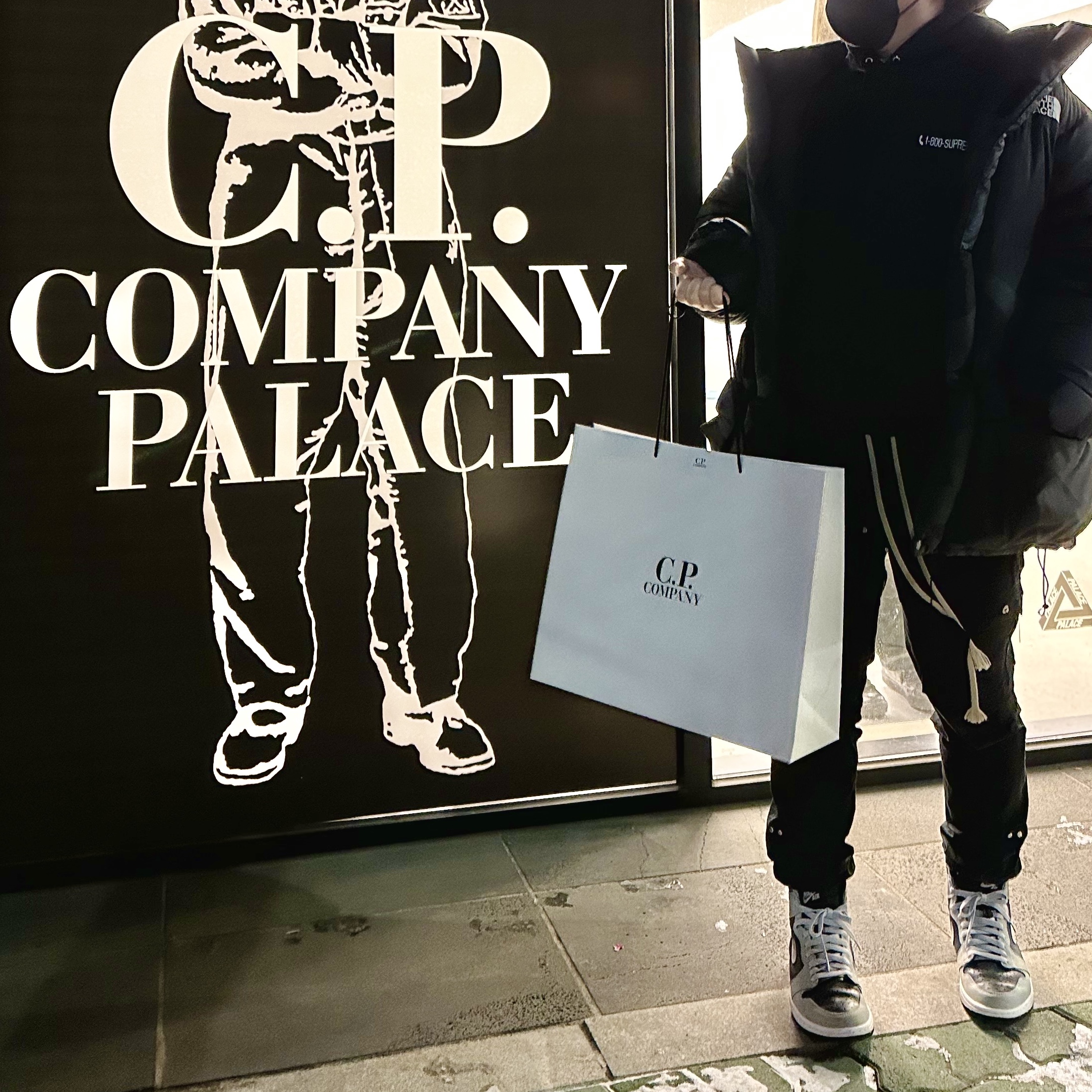 The North Face x Kaws Retro 1994 Himalayan Parka Black Print - 22FW, Jordan 1 Retro High OG Shadow 2.0 착용 스타일