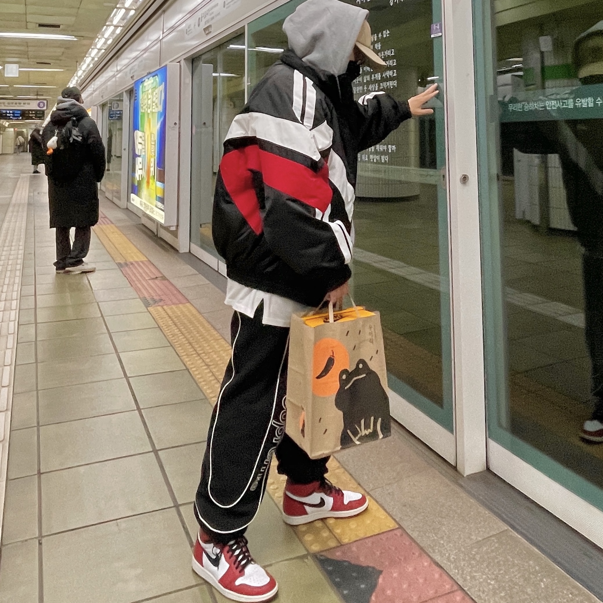Jordan 1 Retro High OG Chicago 2015, Supreme Track Paneled Sweatpants Black - 21FW 착용 스타일