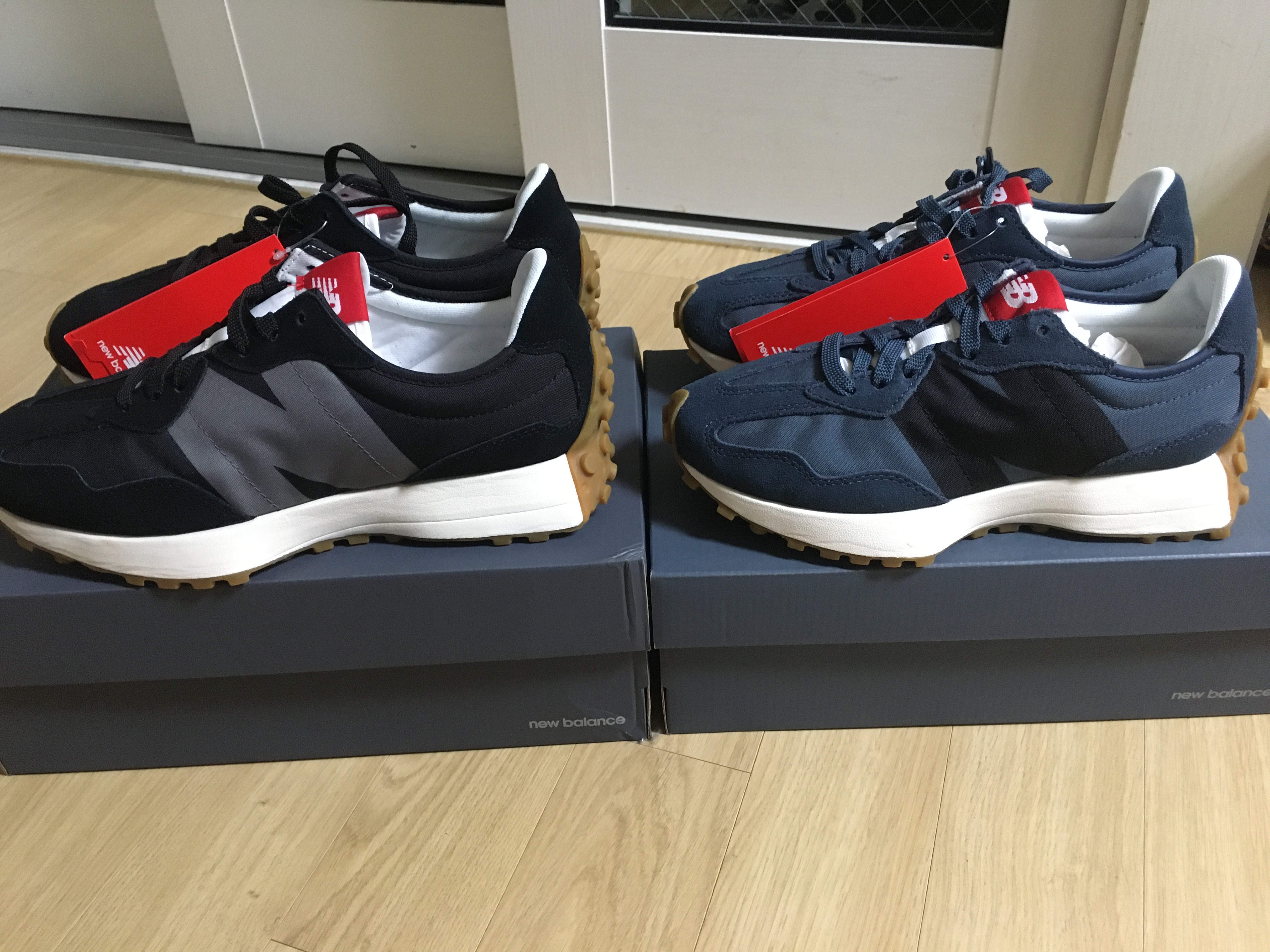New Balance 327 Black Grey Gum, New Balance 327 Princess Blue Black 착용 스타일