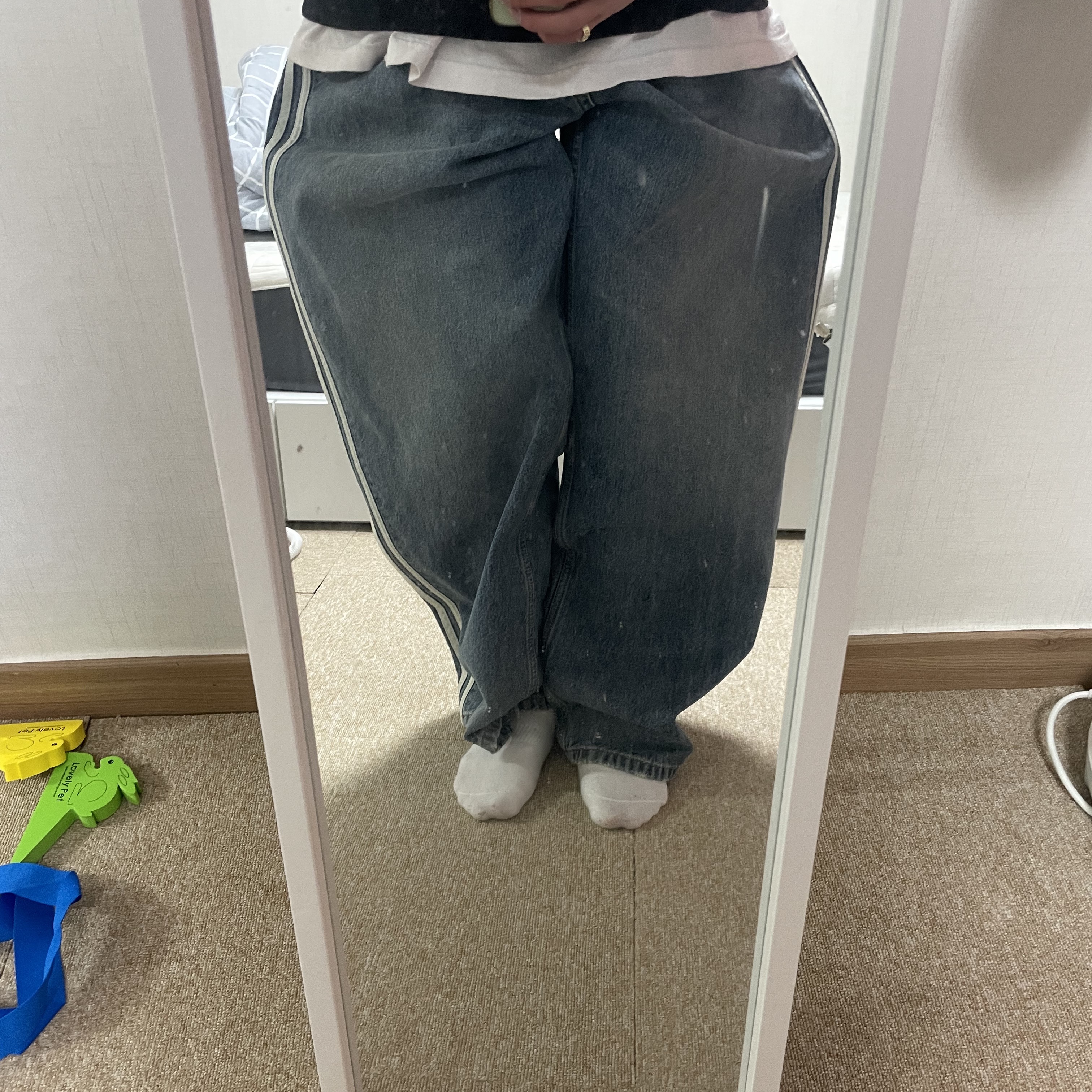 Balenciaga x Adidas Large Baggy Trousers Blue 착용 스타일