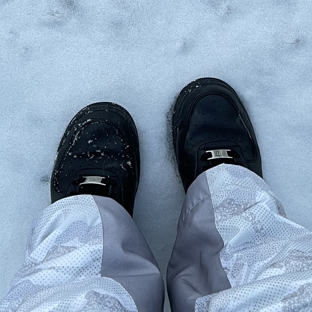Nike Air Force 1 '07 Low Triple Black 착용 스타일