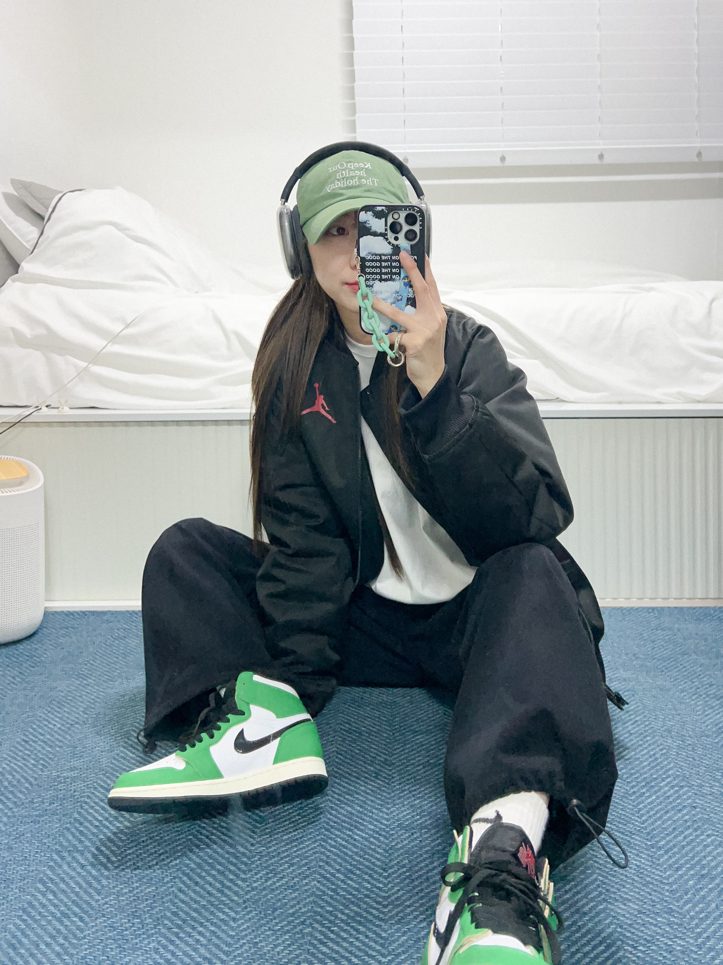 (W) Jordan 1 Retro High OG Lucky Green, Apple AirPods Max Lightning Space Gray (Korean Ver.) 착용 스타일 - 1