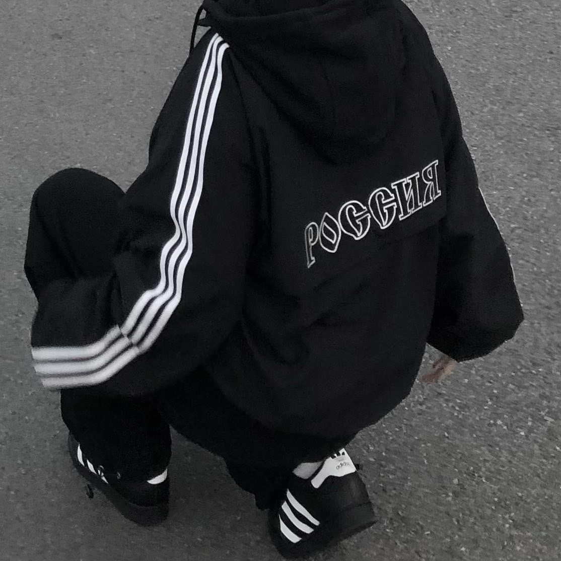 Adidas Superstar Core Black White 착용 스타일 - 2