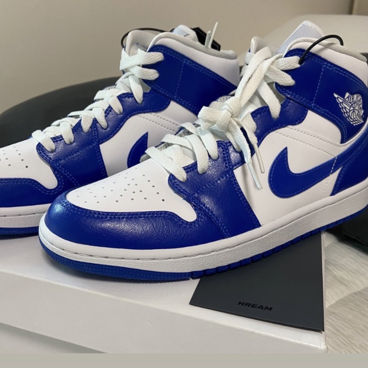 (W) Jordan 1 Mid White Hyper Royal 착용 스타일