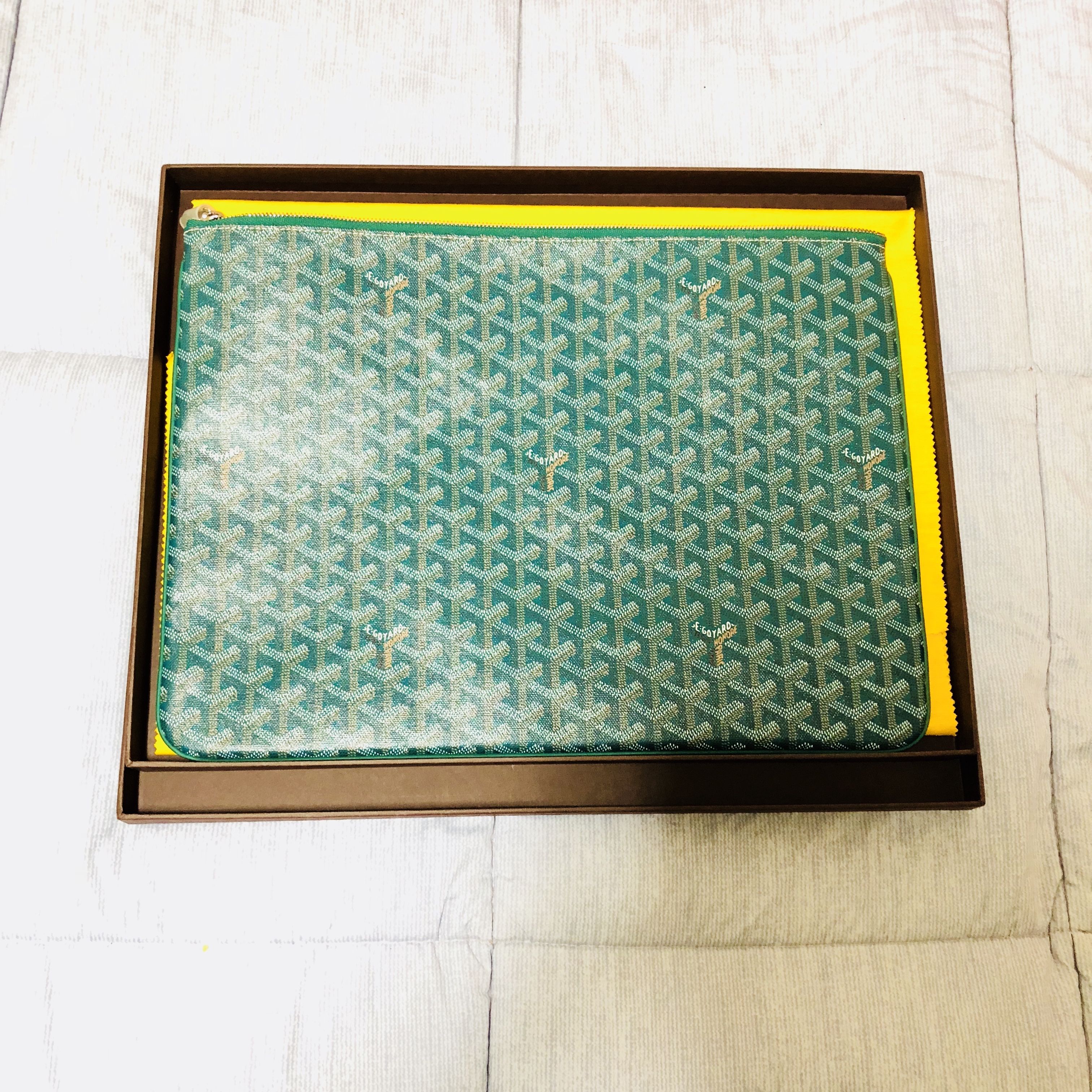 Goyard Senat GM Document Case Green 착용 스타일 - 2