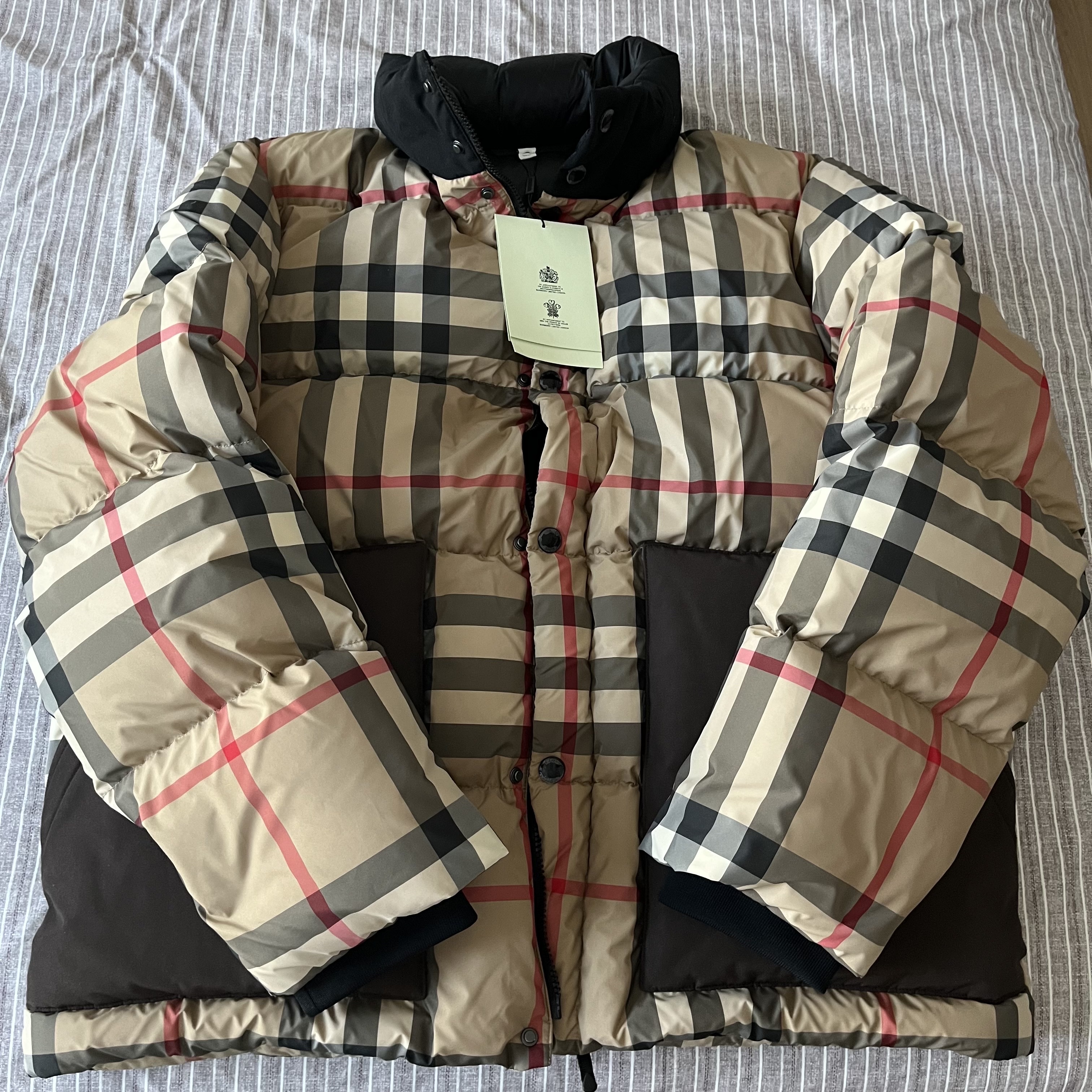 Burberry Check Puffer Jacket Archive Beige 착용 스타일