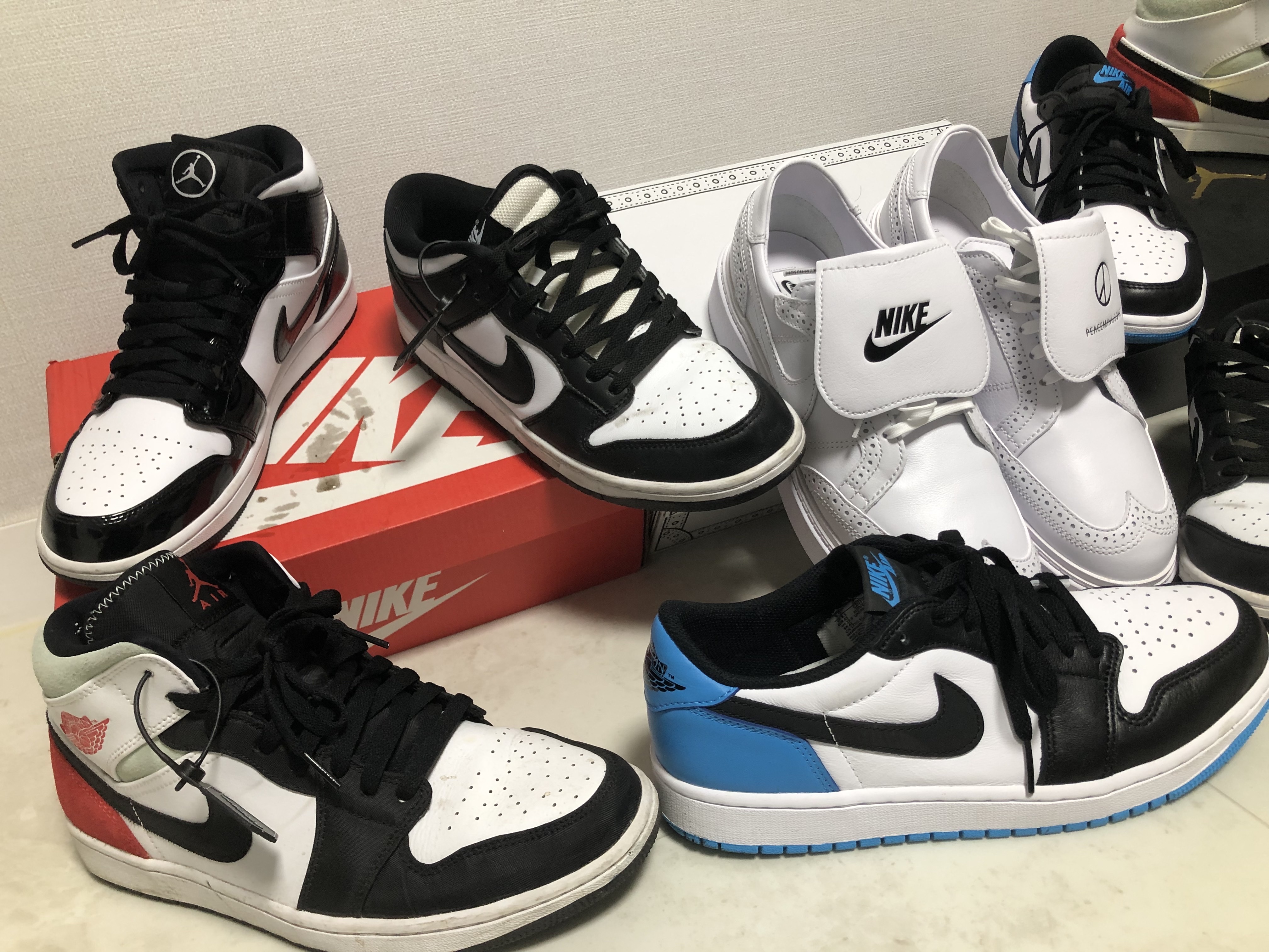 Nike Dunk Low Retro Black, Jordan 1 Retro Low OG Black and Dark Powder Blue 착용 스타일