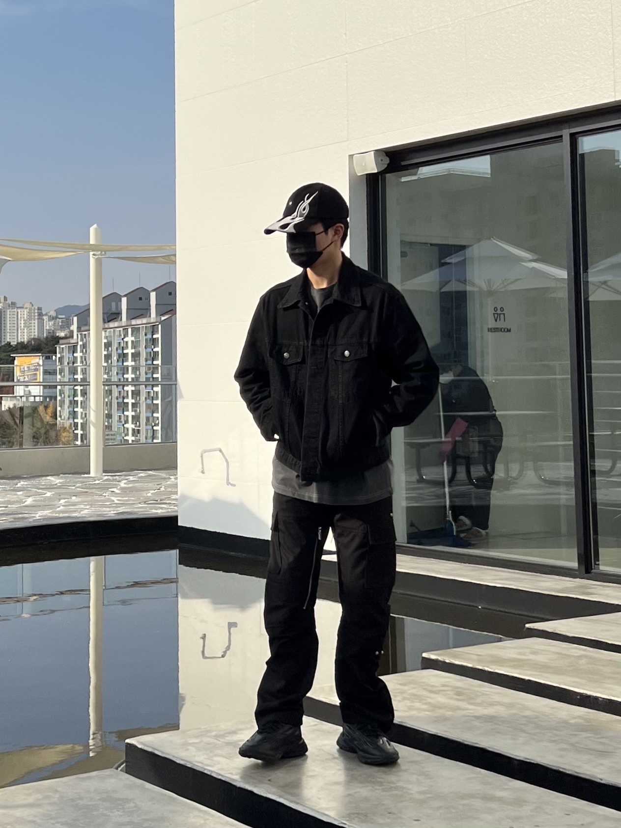 Yeezy Gap Engineered By Balenciaga Flame Cap Black, Adidas Ozweego Celox Core Black 착용 스타일 - 2