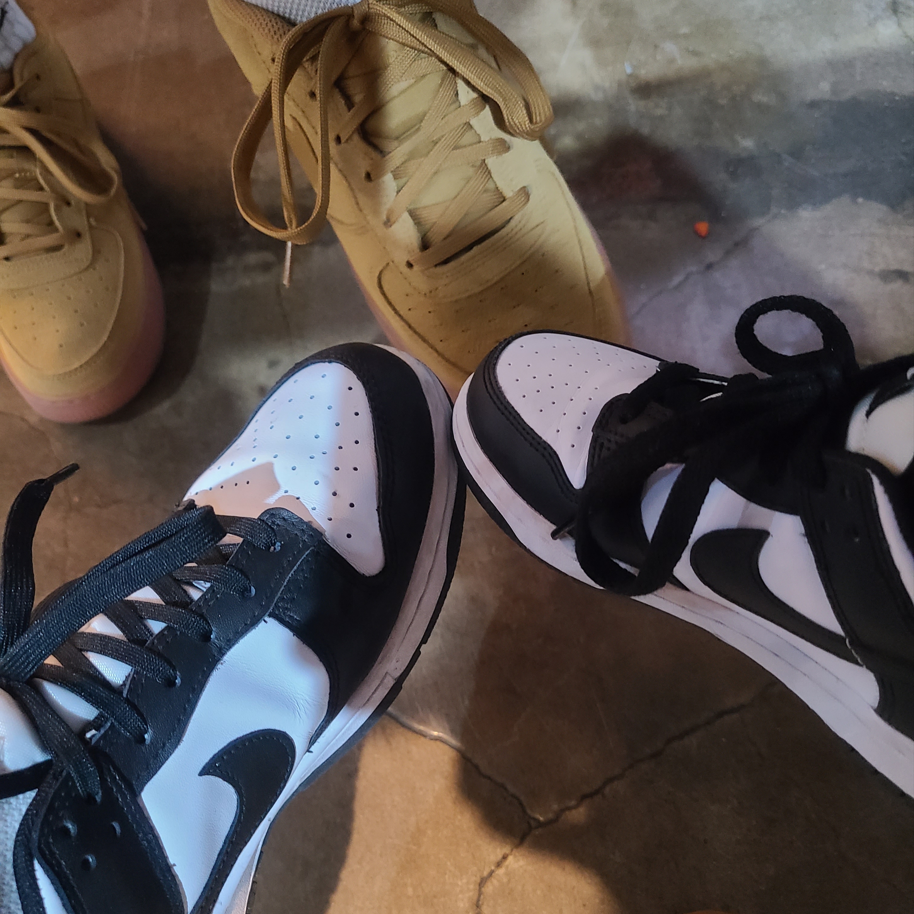Nike Dunk Low Retro Black, (GS) Nike Air Force 1 LV8 3 Wheat 착용 스타일