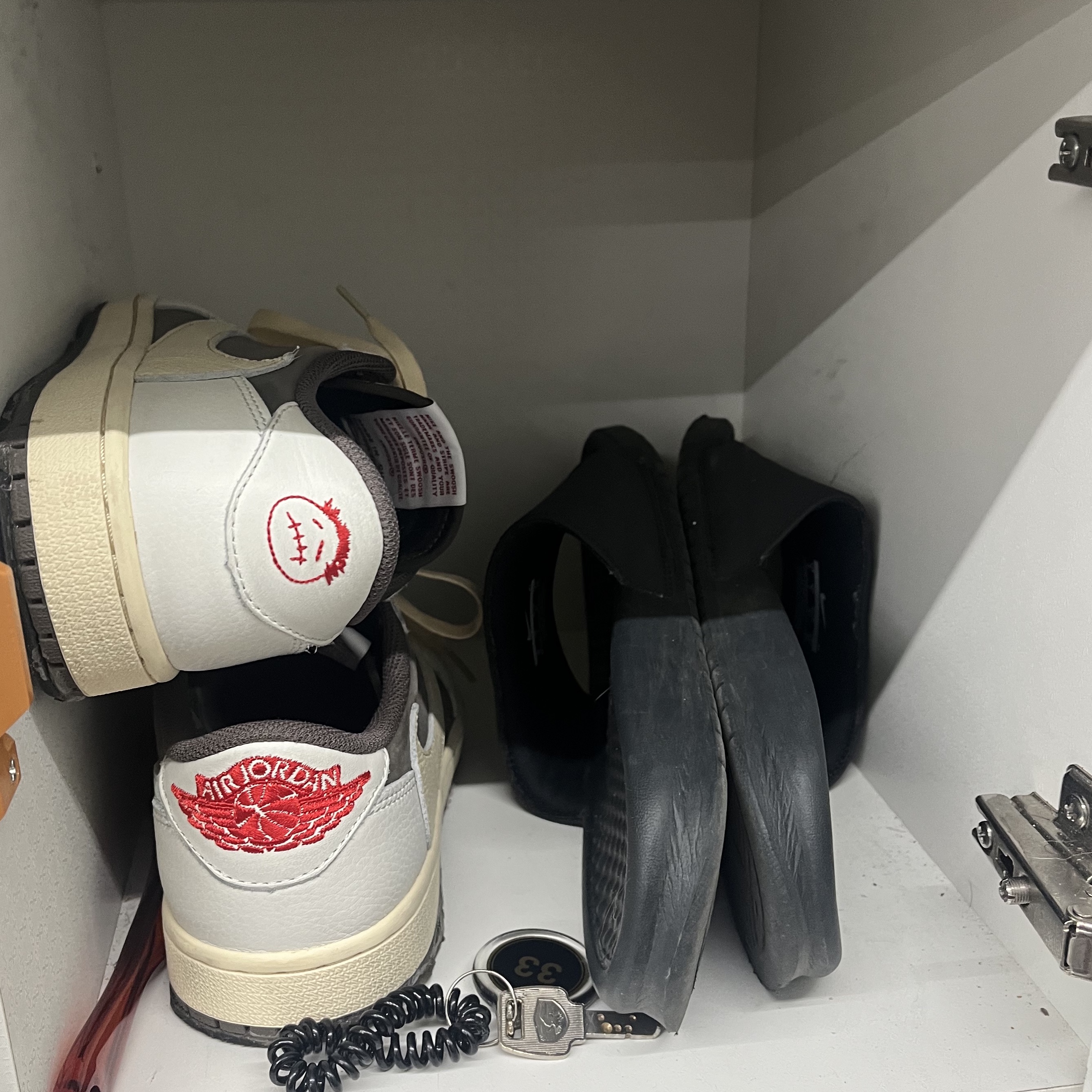 Jordan 1 x Travis Scott Retro Low OG SP Sail and Ridgerock, Nike x Stussy Benassi Slide Black 착용 스타일