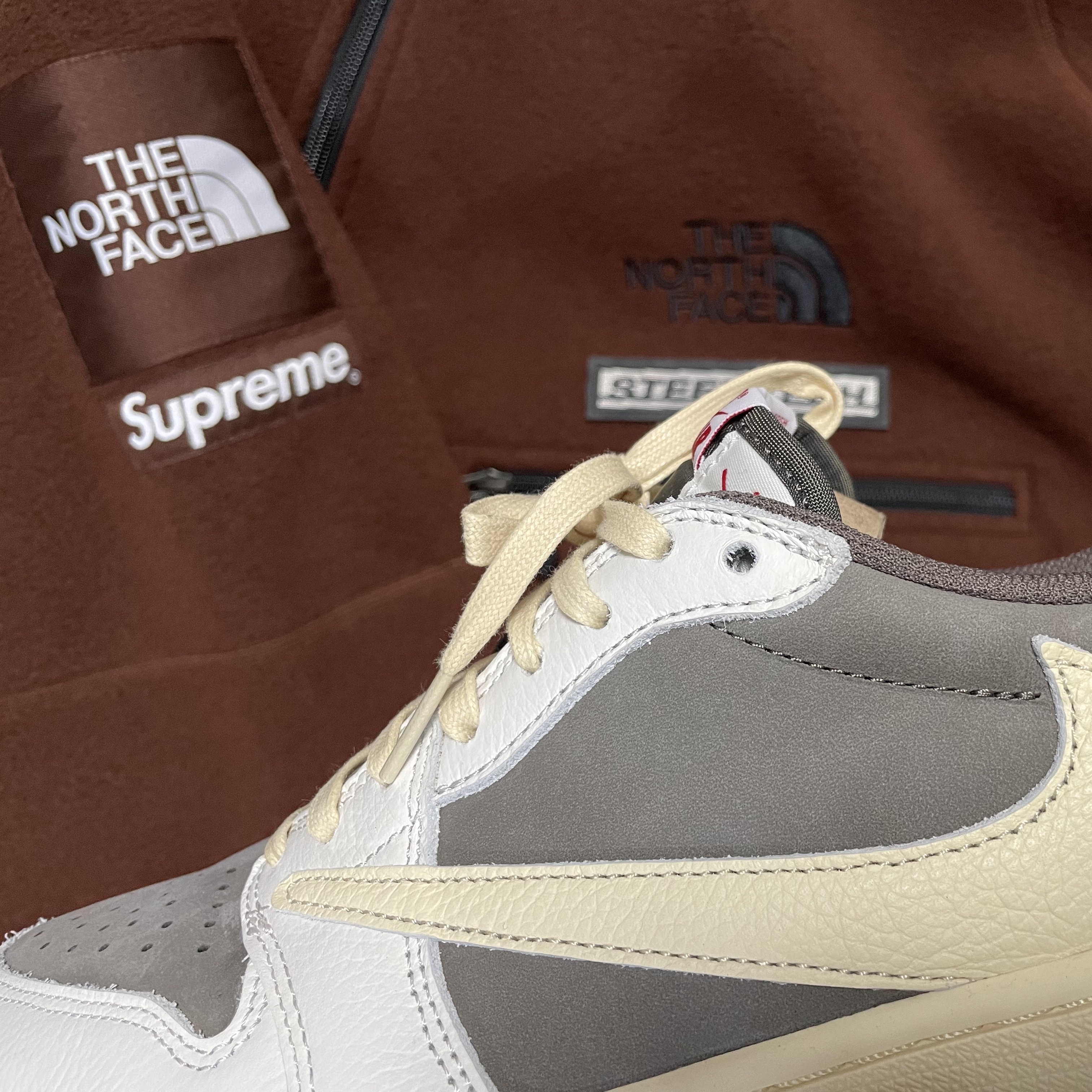 Supreme x The North Face Steep Tech Fleece Pullover Brown - 22FW, Jordan 1 x Travis Scott Retro Low OG SP Sail and Ridgerock 착용 스타일