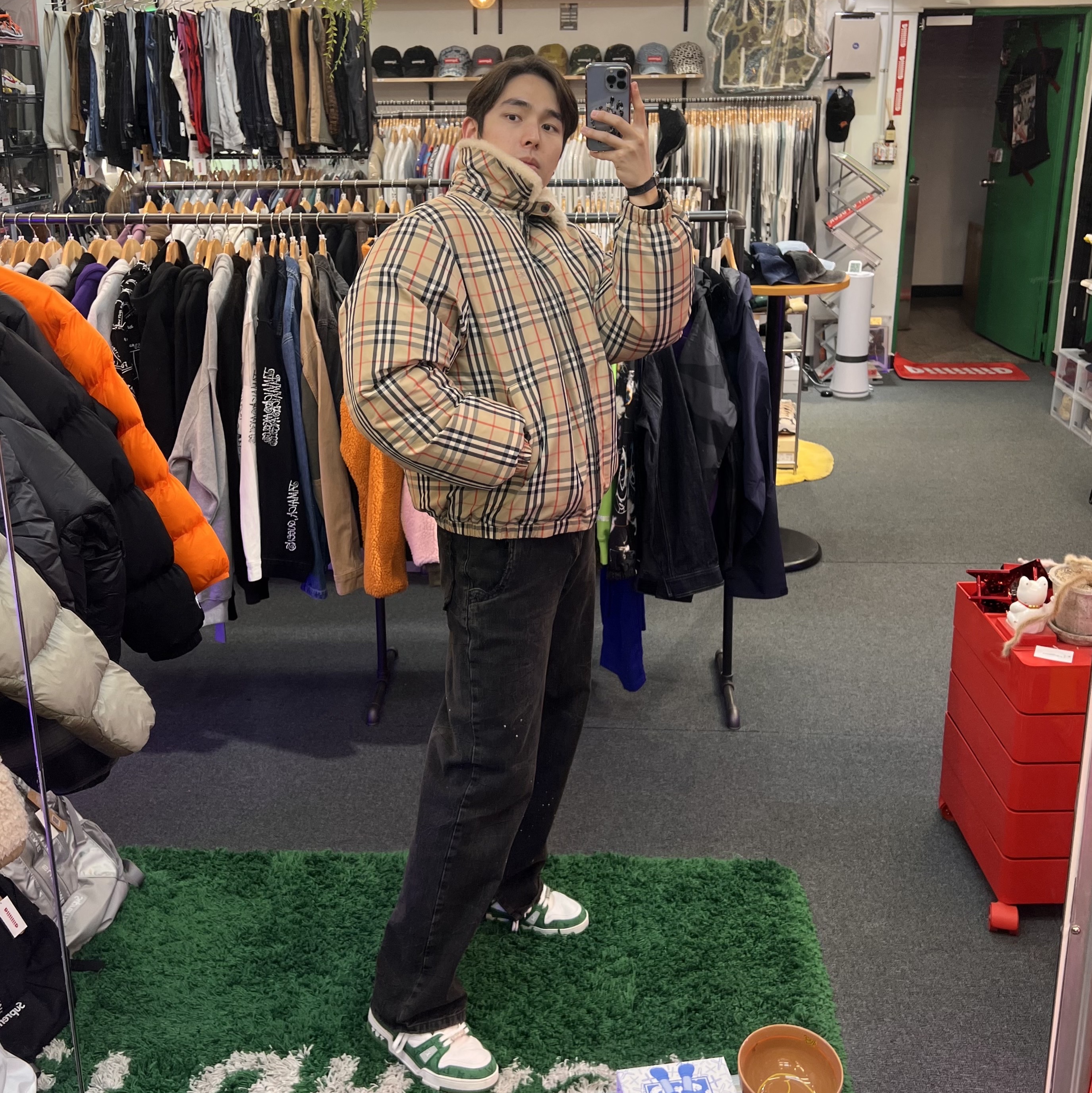 Supreme x Burberry Shearling Collar Down Puffer Jacket Beige - 22SS, Zara x Ader Error Slit Jeans Black 착용 스타일