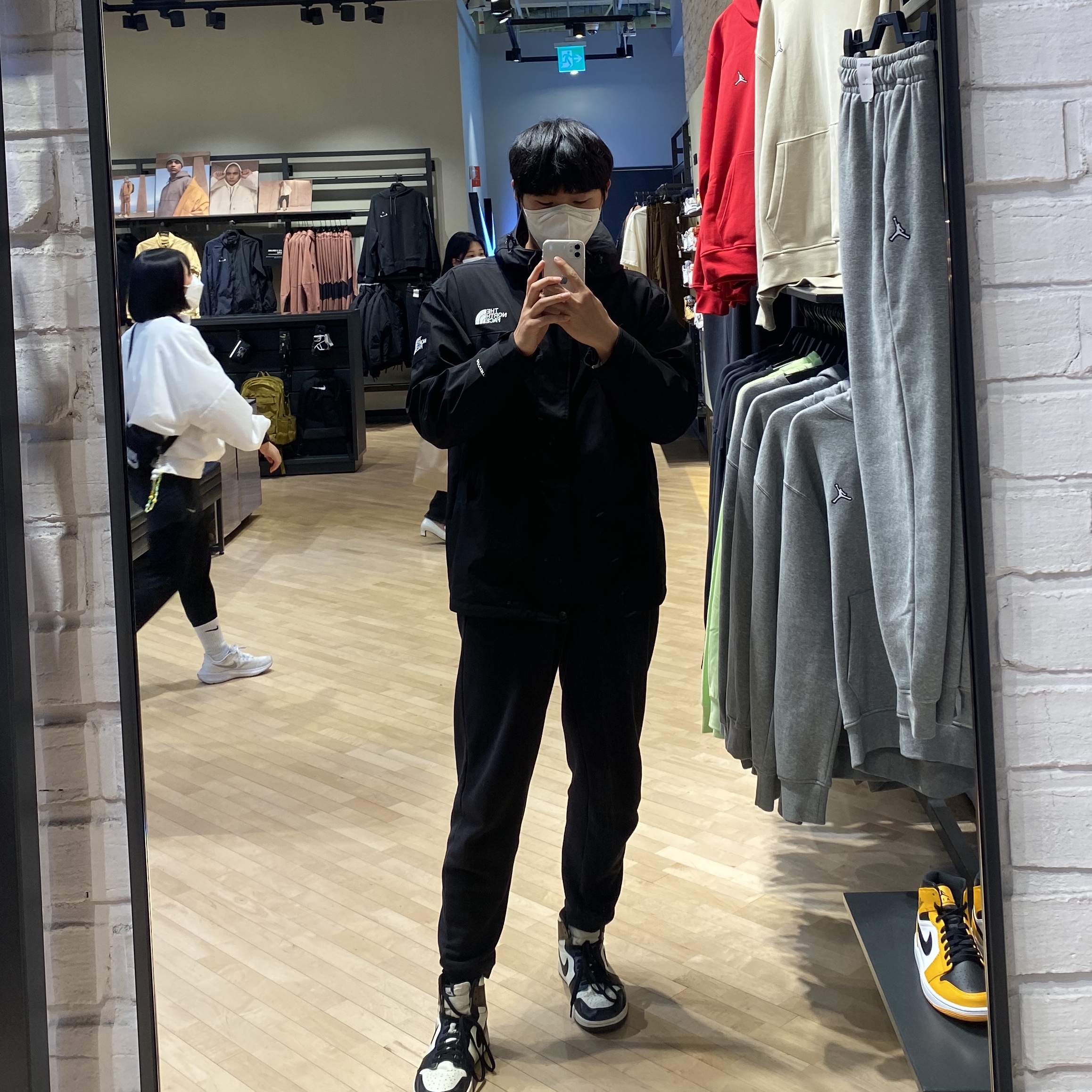 Jordan 1 Retro High OG Black Mocha 착용 스타일