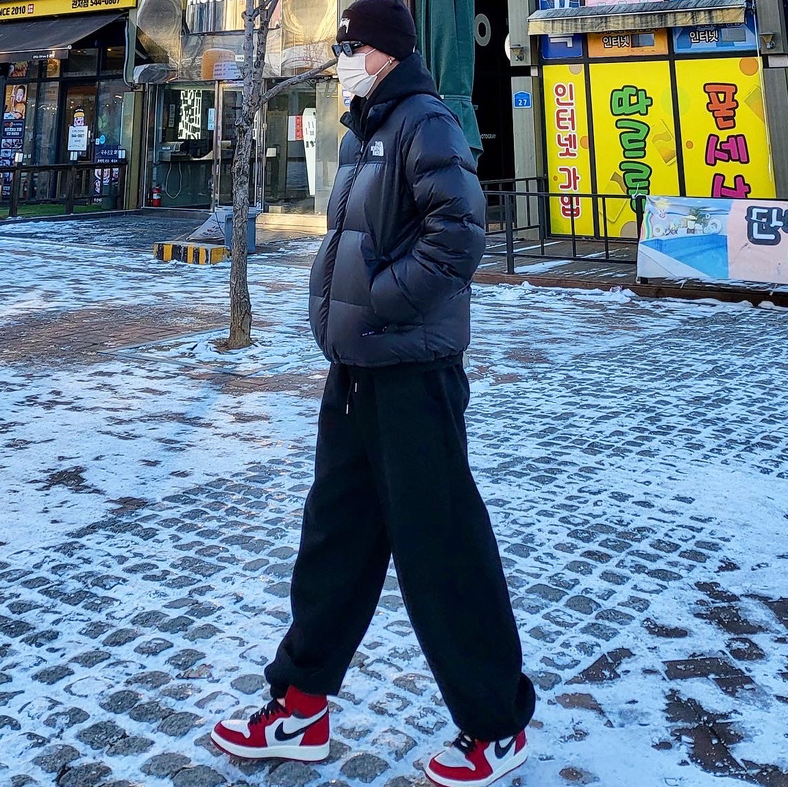 Jordan 1 Retro High OG Chicago 2022, The North Face 1996 Eco Nuptse Jacket Black 착용 스타일