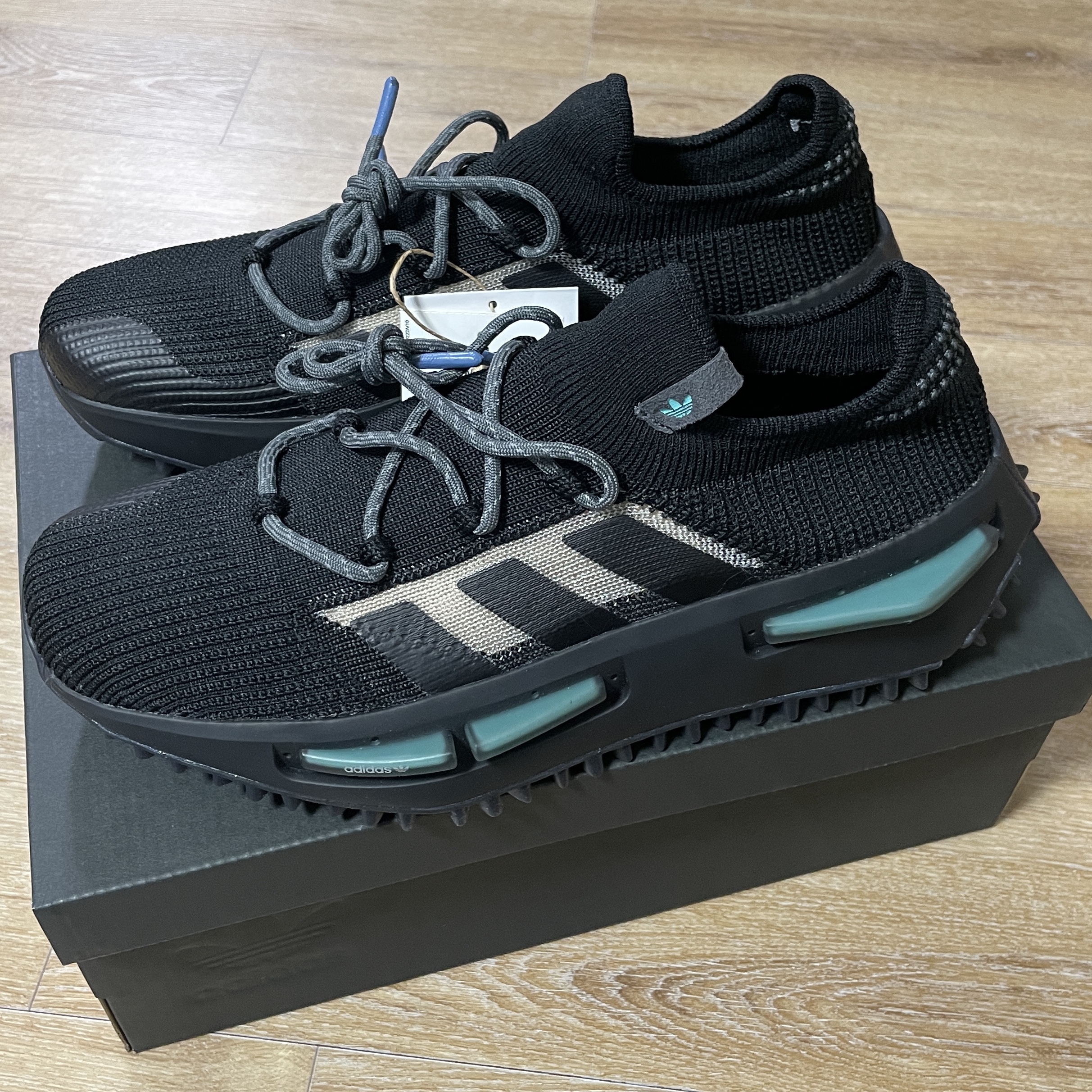 Adidas NMD S1 Core Black Altered Blue 착용 스타일 - 1