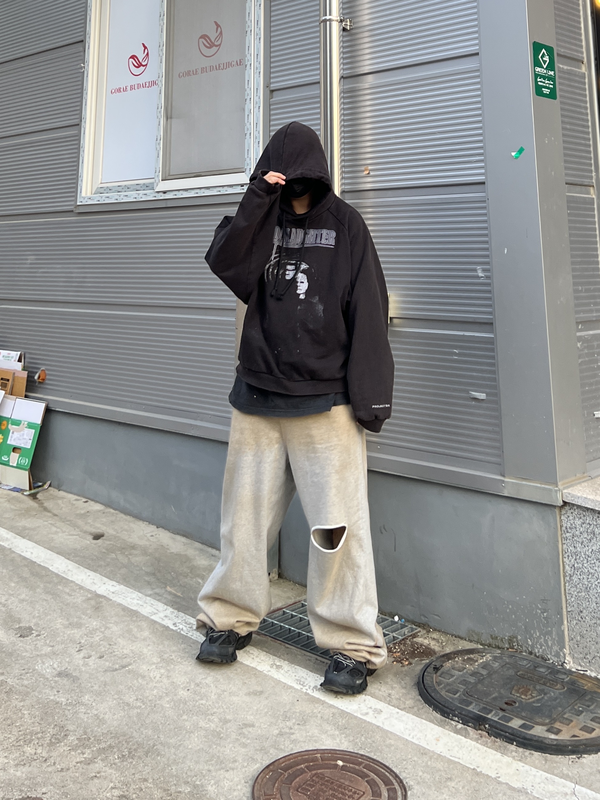 Balenciaga Track Sneakers Triple Black, Project G/R 5Pocket Dirty Effect Sweatpants Faded Rust Grey 착용 스타일 - 2