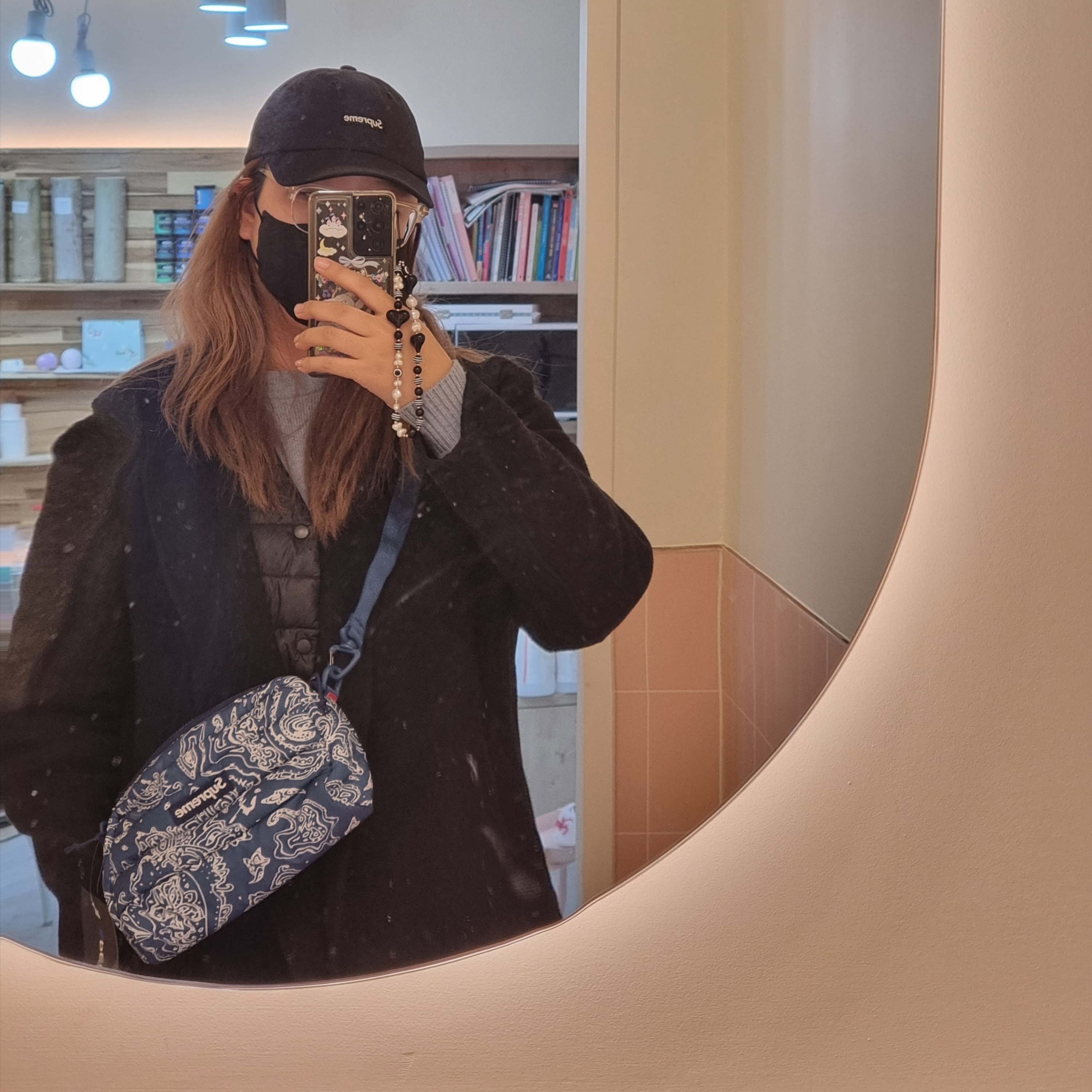 Supreme Puffer Side Bag Blue Paisley - 22FW, Supreme Brushed Cordura Small Box 6-Panel Black - 22FW 착용 스타일 - 2