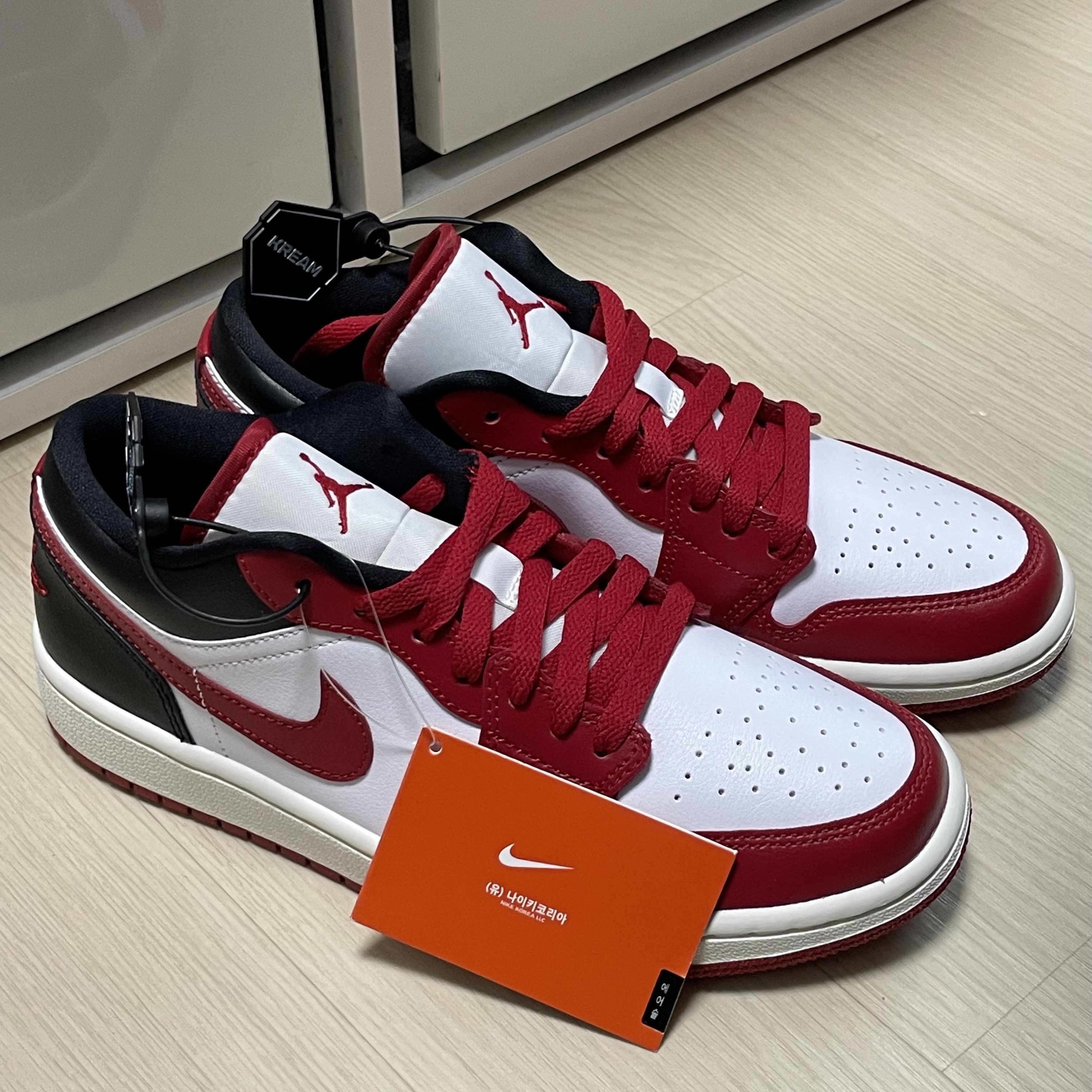 (W) Jordan 1 Low White Gym Red 착용 스타일
