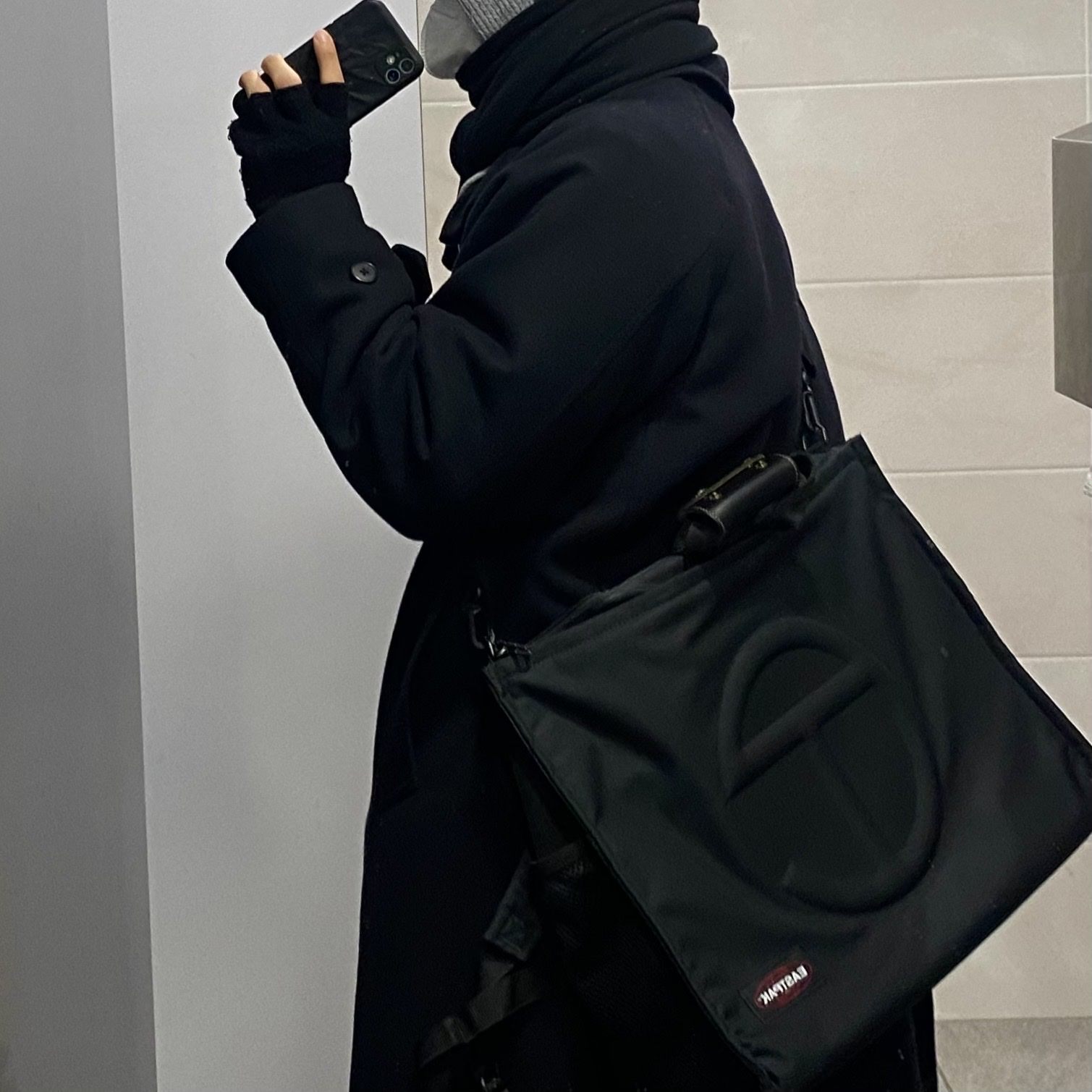 Telfar x Eastpak Large Shopper Black 착용 스타일 - 2