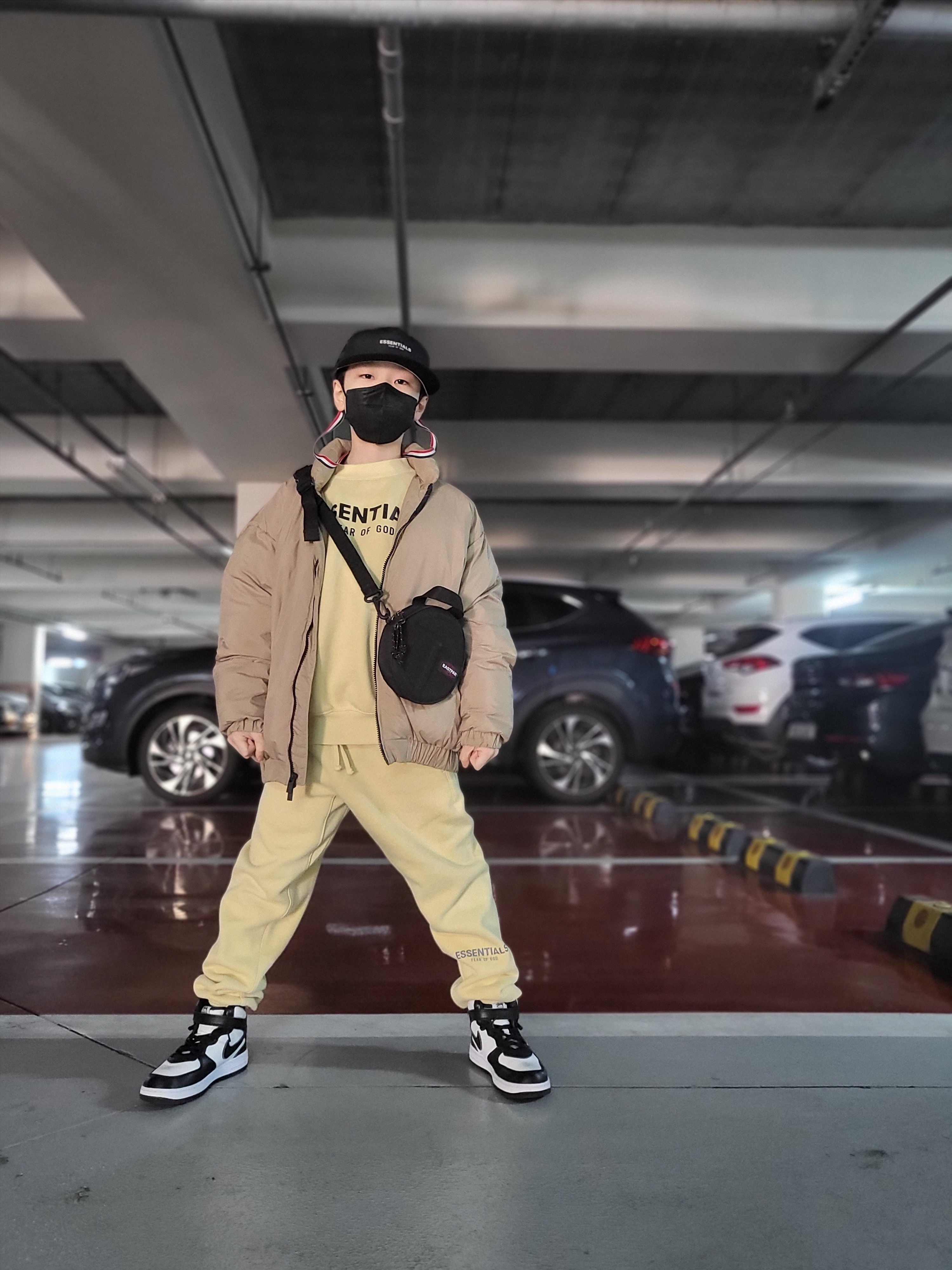 (Kids) Essentials Logo Print Pullover Crewneck Sweatshirt Garden Glove - Mr. Porter Exclusive, (Kids) Essentials Logo Print Sweatpants Garden Glove - Mr. Porter Exclusive 착용 스타일