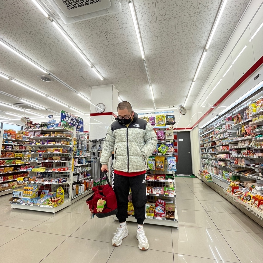 Supreme x The North Face Paper Print Nuptse Jacket - 19FW, Nike x Sacai VaporWaffle White and Gum 착용 스타일