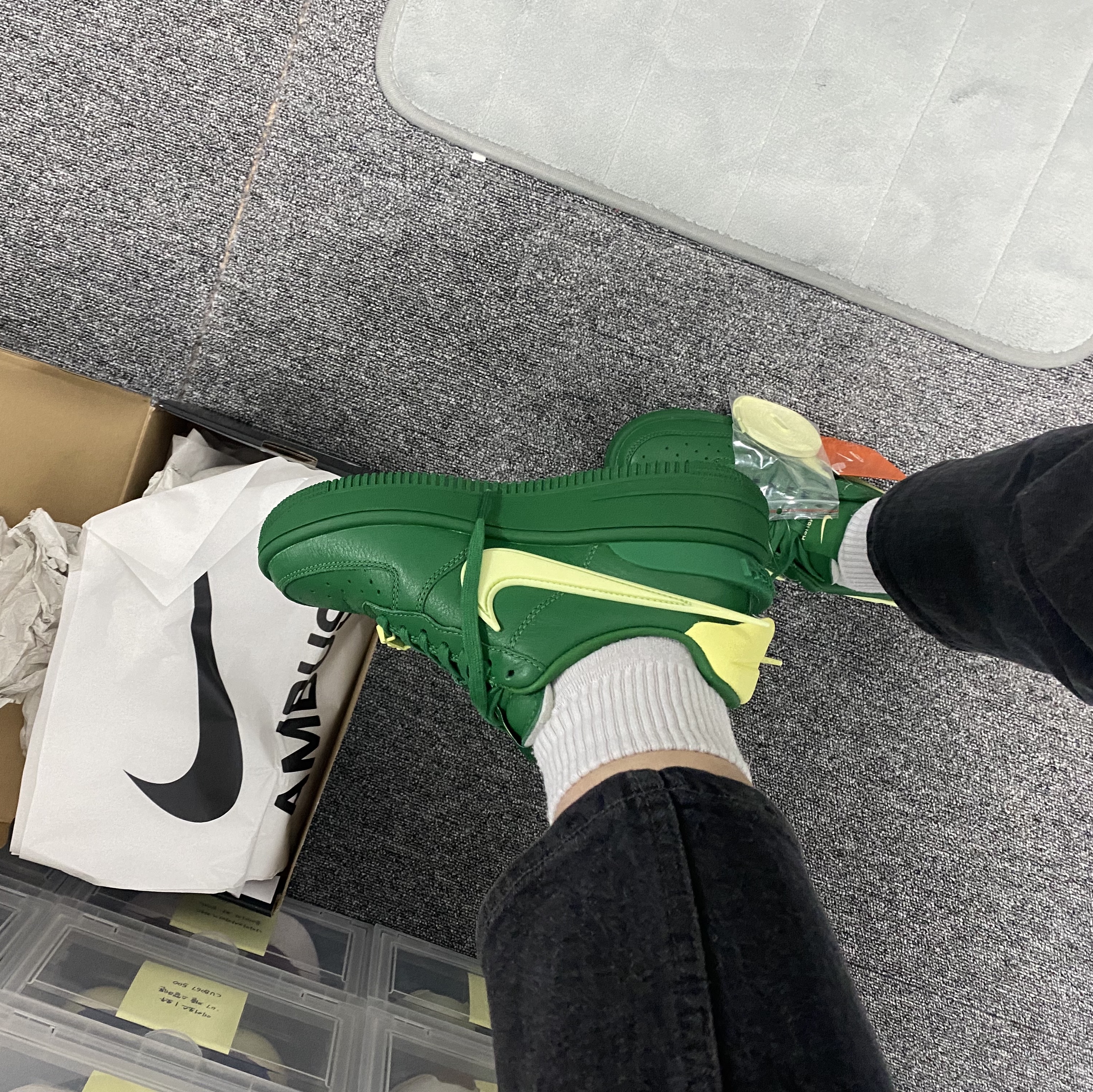 Nike x Ambush Air Force 1 Low SP Pine Green and Citron 착용 스타일 - 2