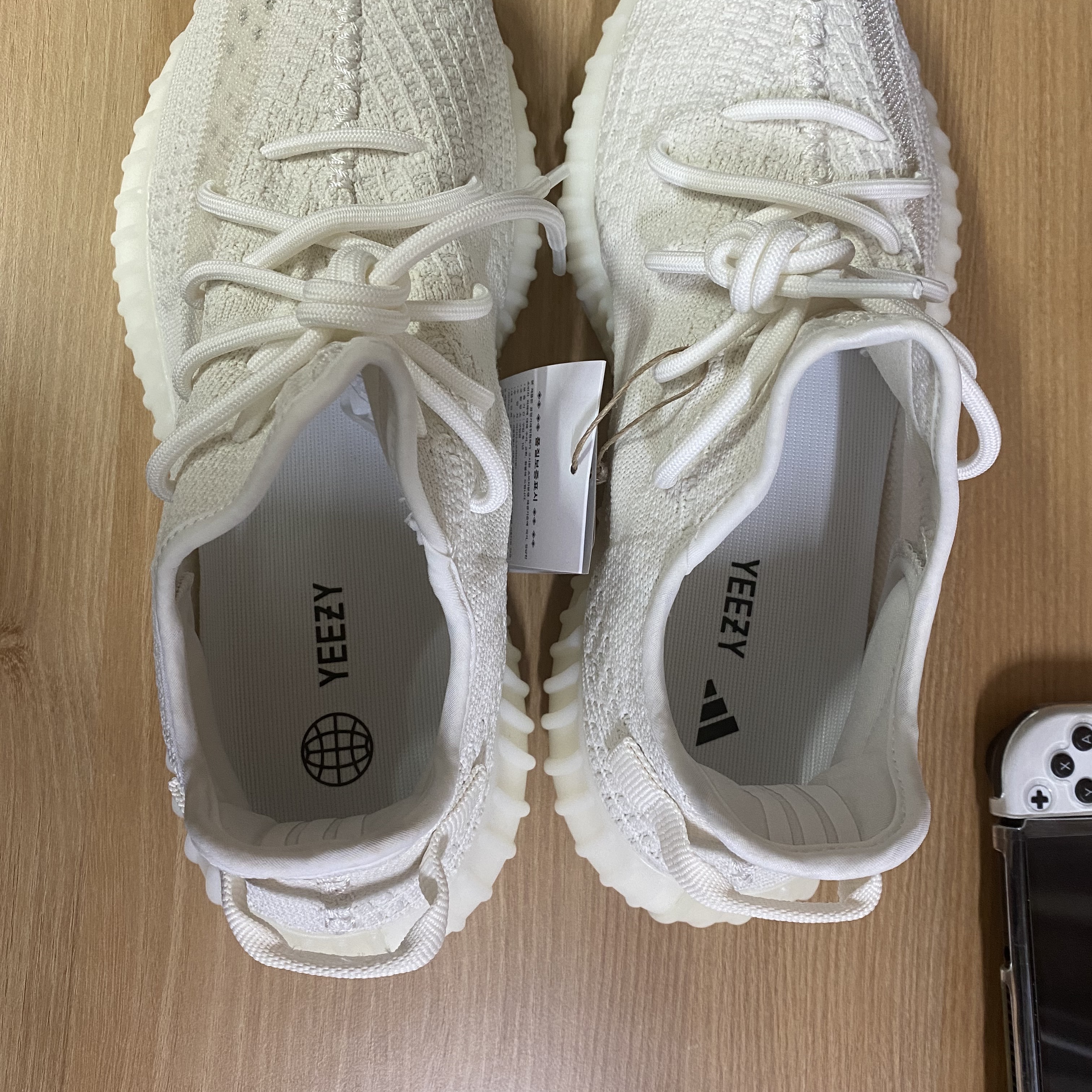 Adidas Yeezy Boost 350 V2 Bone 착용 스타일