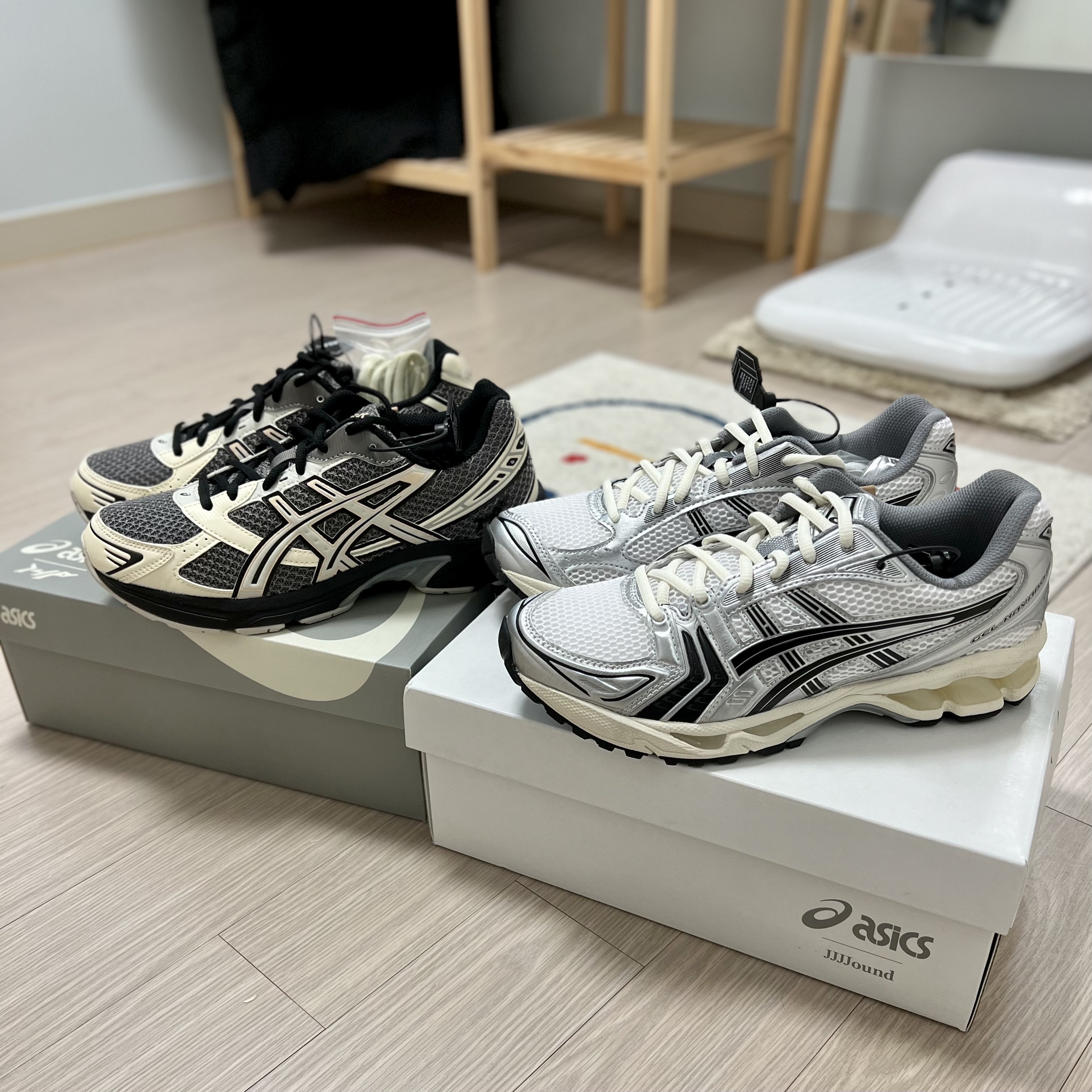 Asics x I4P Gel-1130 Mink Glacier Grey, Asics x JJJJound Gel-Kayano 14 Silver Black 착용 스타일
