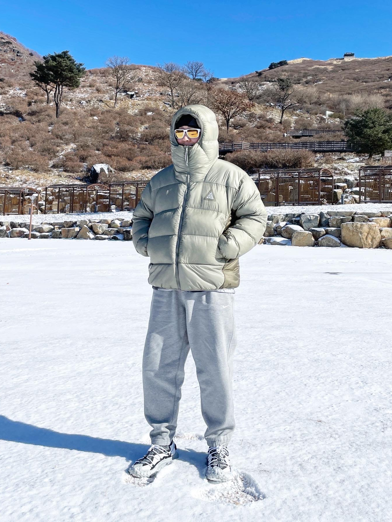 Nike ACG Therma-Fit ADV Lunar Lake Puffer Jacket Light Army - Asia, Nike NRG Solo Swoosh Fleece Pants Dark Grey Heather - Asia 착용 스타일 - 3