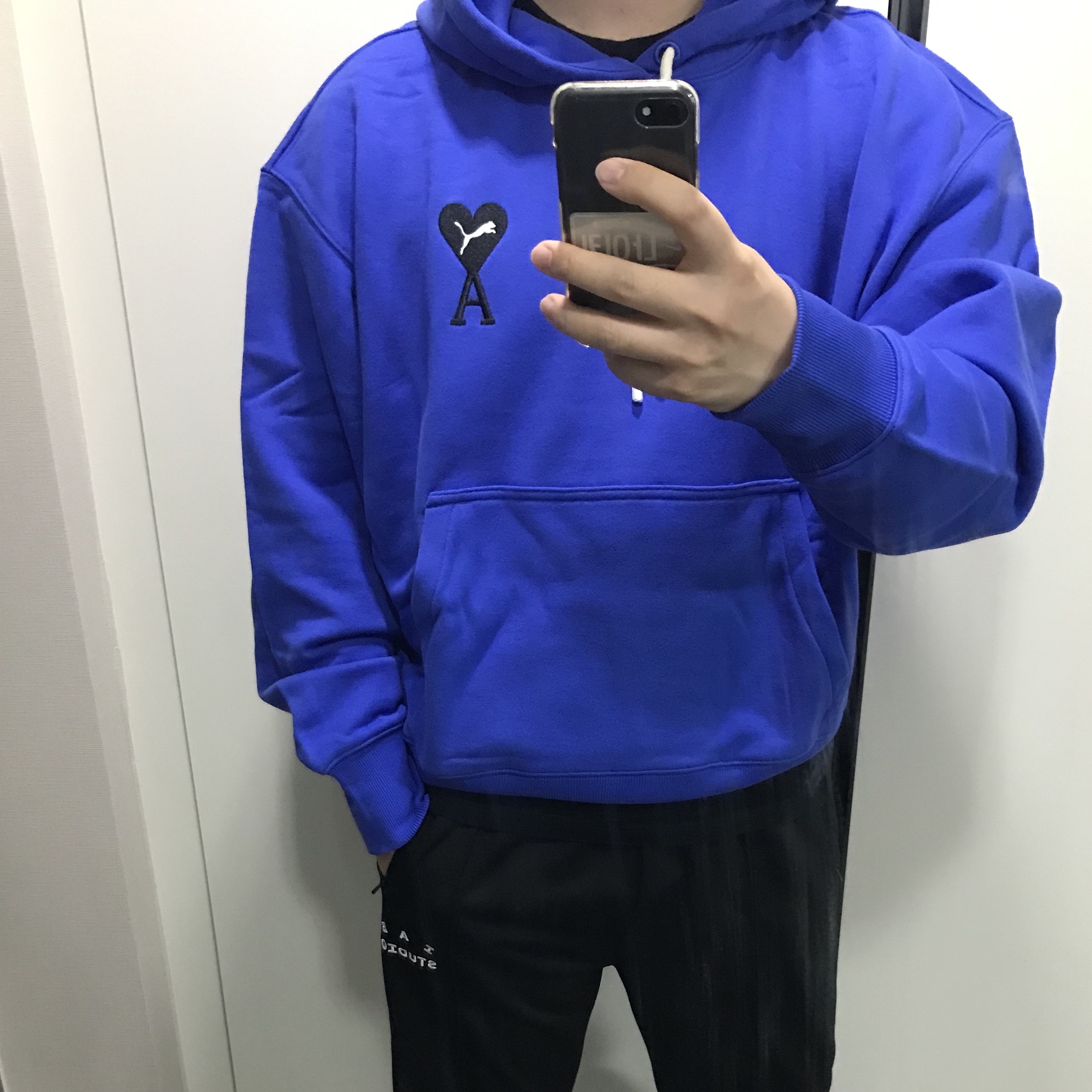 Puma x AMI Hoodie Dazzling Blue, IAB Studio Track Pants Black 착용 스타일