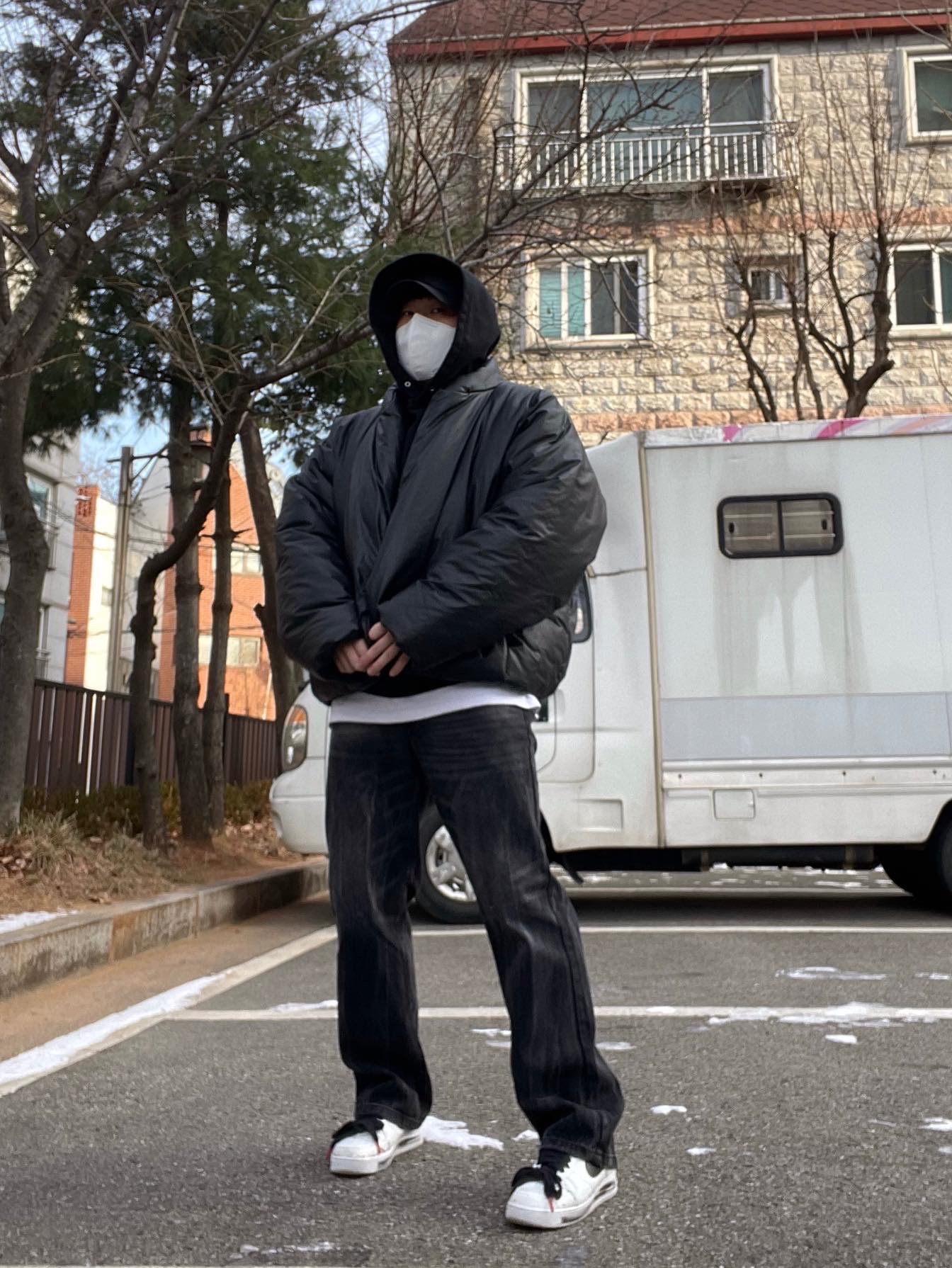 Yeezy Gap Round Jacket Black, Nike x Peaceminusone Air Force 1 Low Para-Noise 2.0 착용 스타일 - 2