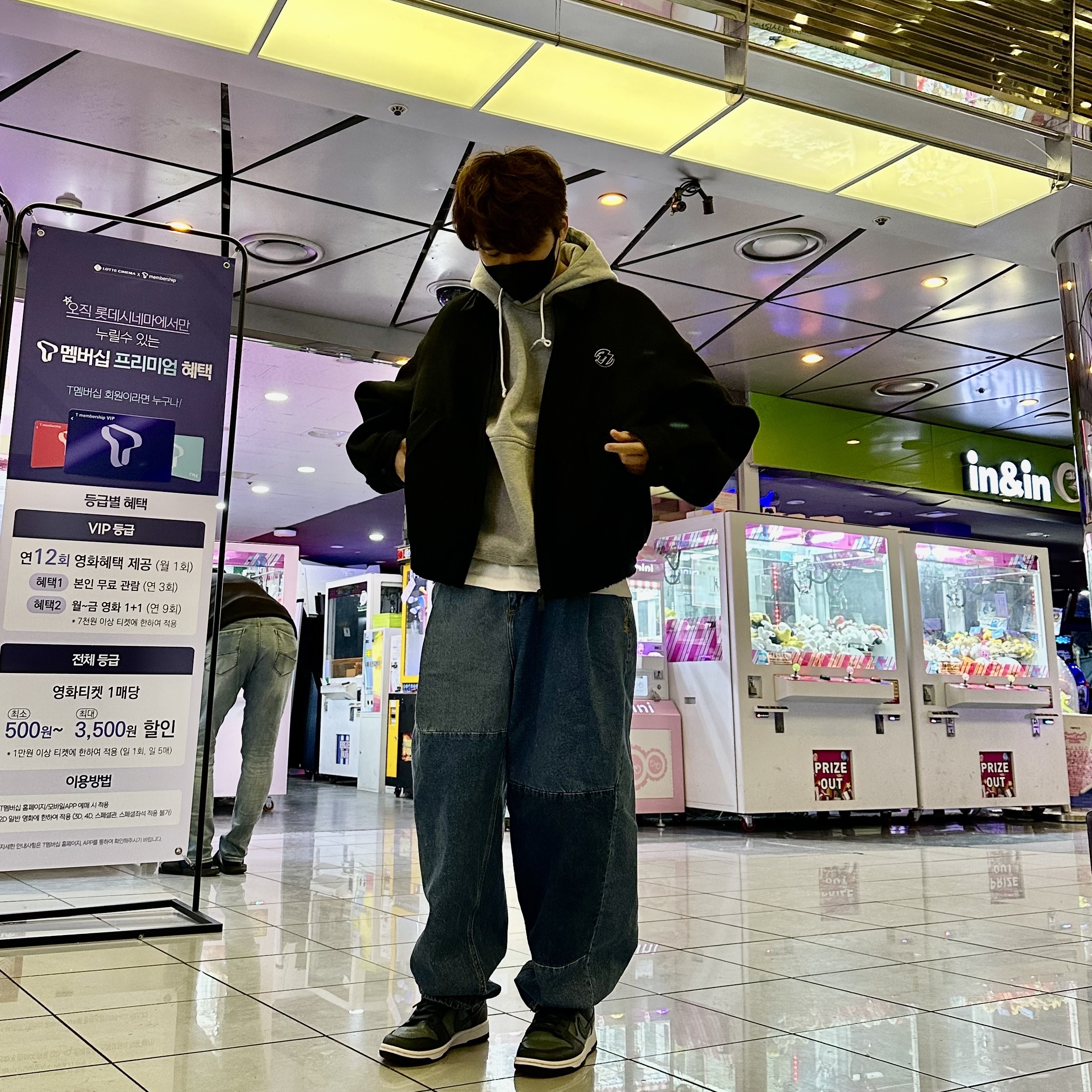 Zara x Ader Error Oversize Collar Bomber Jacket Black, Zara x Ader Error Barrel Leg Jeans Blue 착용 스타일 - 2