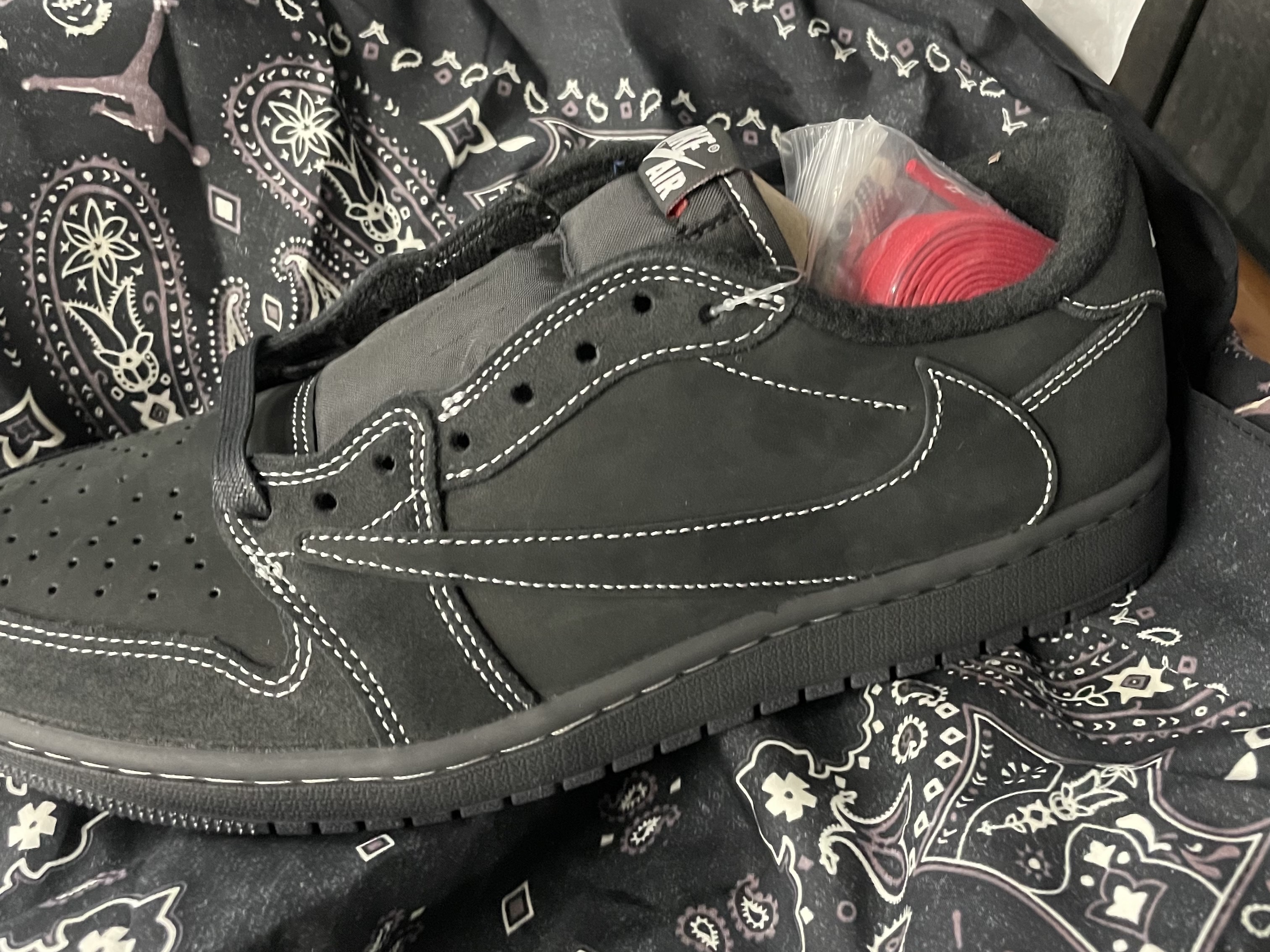 Jordan 1 x Travis Scott Retro Low OG SP Black Phantom 착용 스타일 - 2