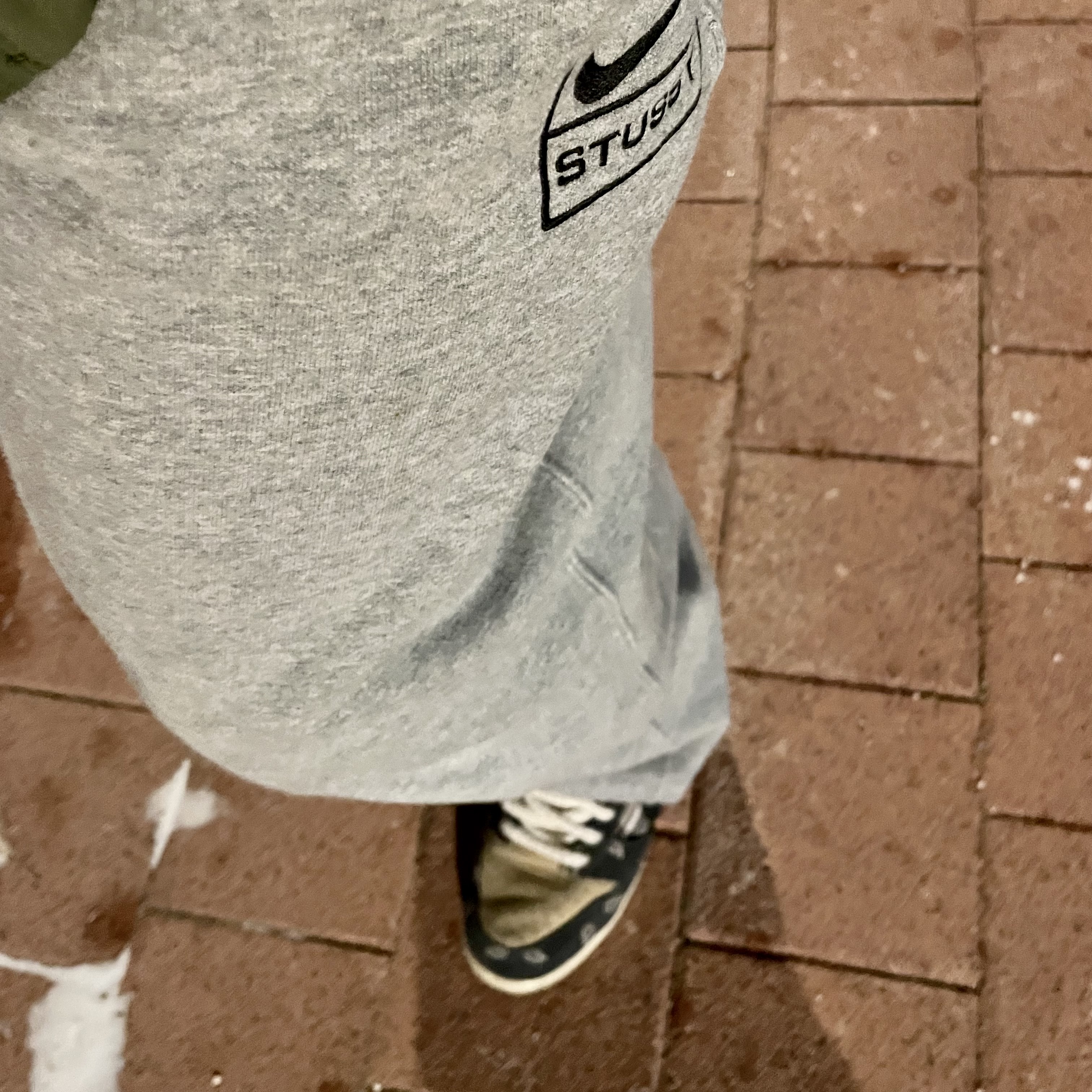 Nike x Travis Scott SB Dunk Low, Nike x Stussy NRG RA Fleece Pants Dark Grey Heather (DJ9490-063) 착용 스타일