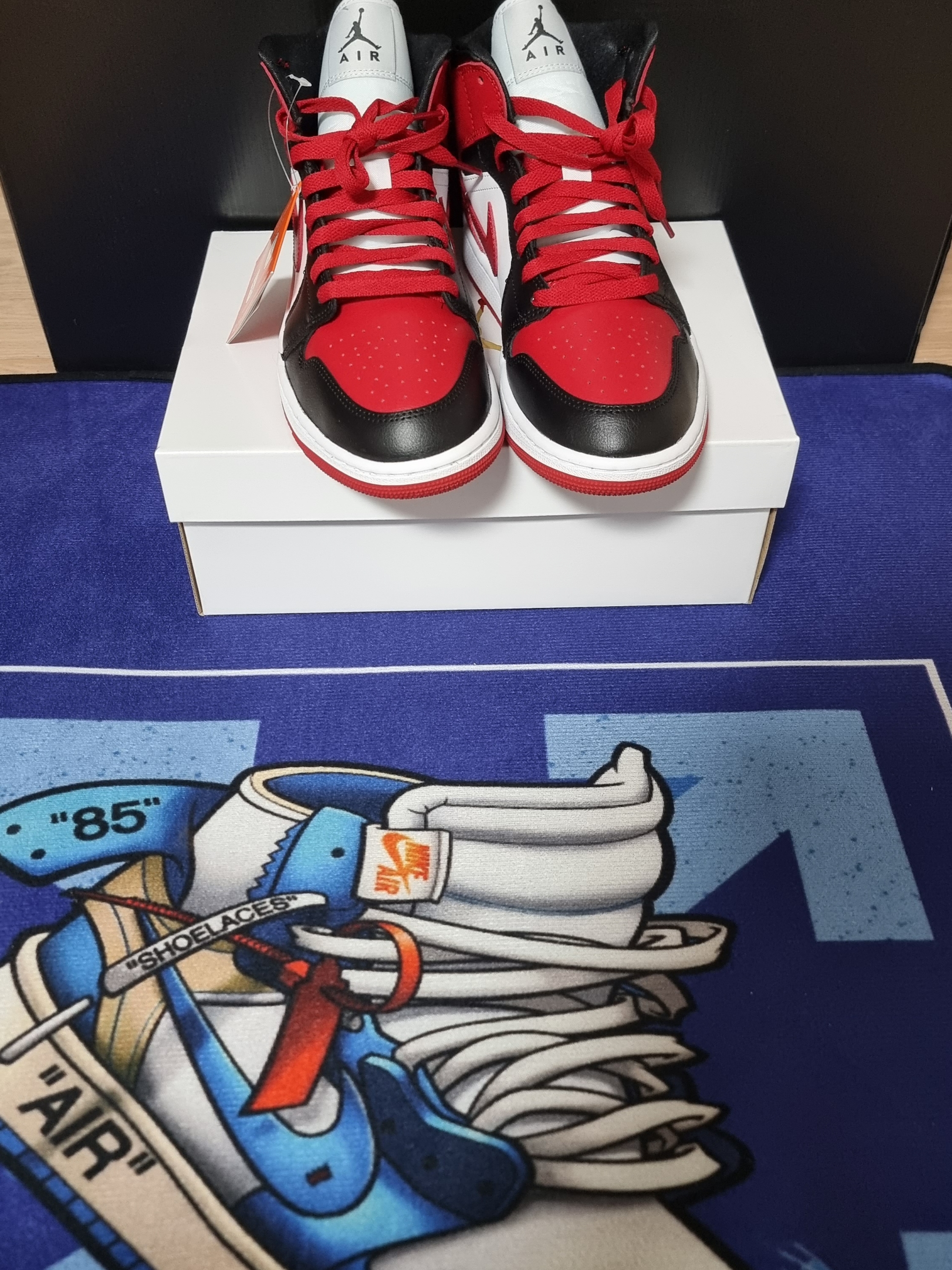 (W) Jordan 1 Mid Black and Gym Red 착용 스타일 - 1