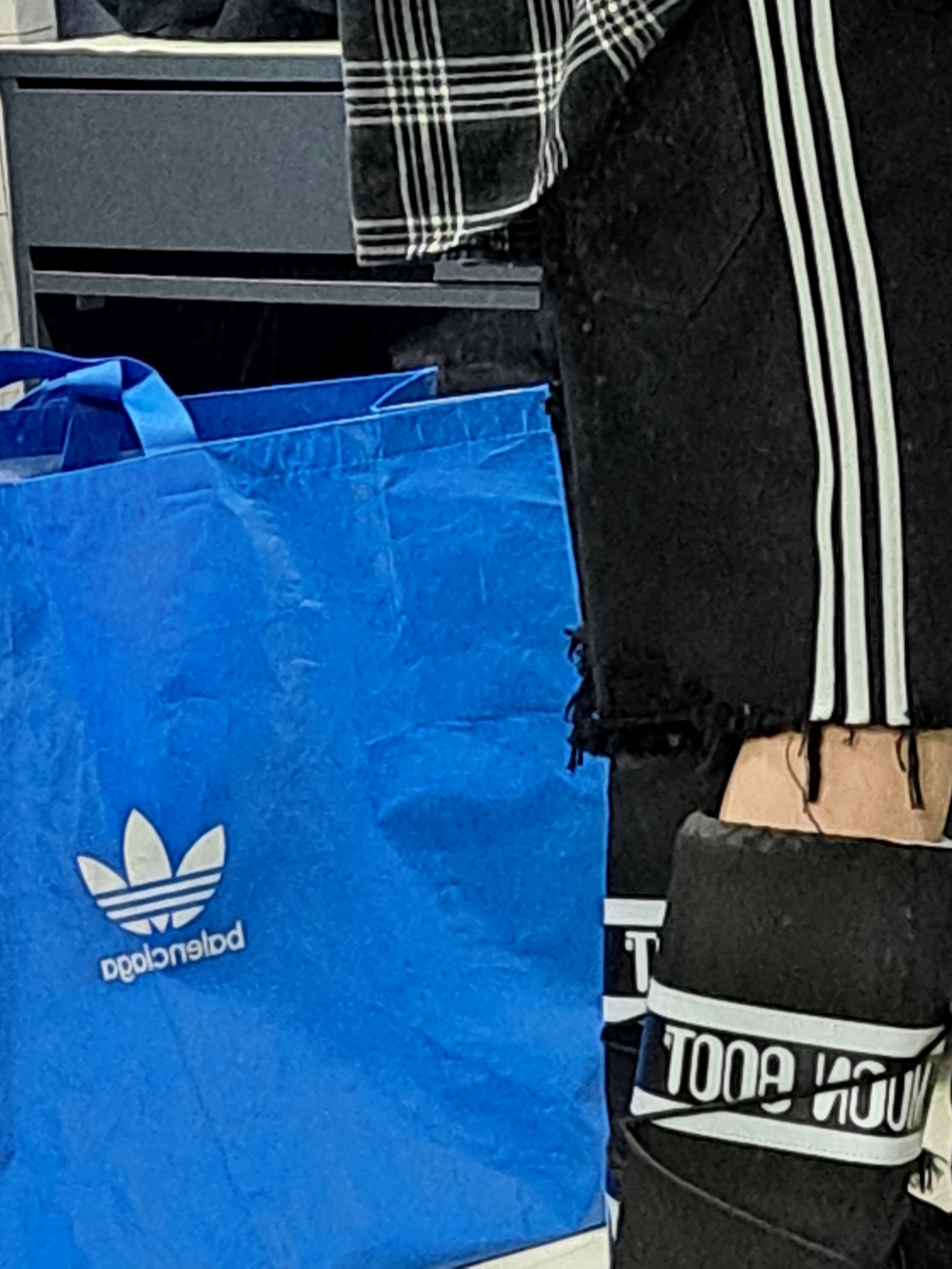 Balenciaga x Adidas Baggy Shorts Black, (W) Moon Boot Icon Nylon Boots Black 착용 스타일